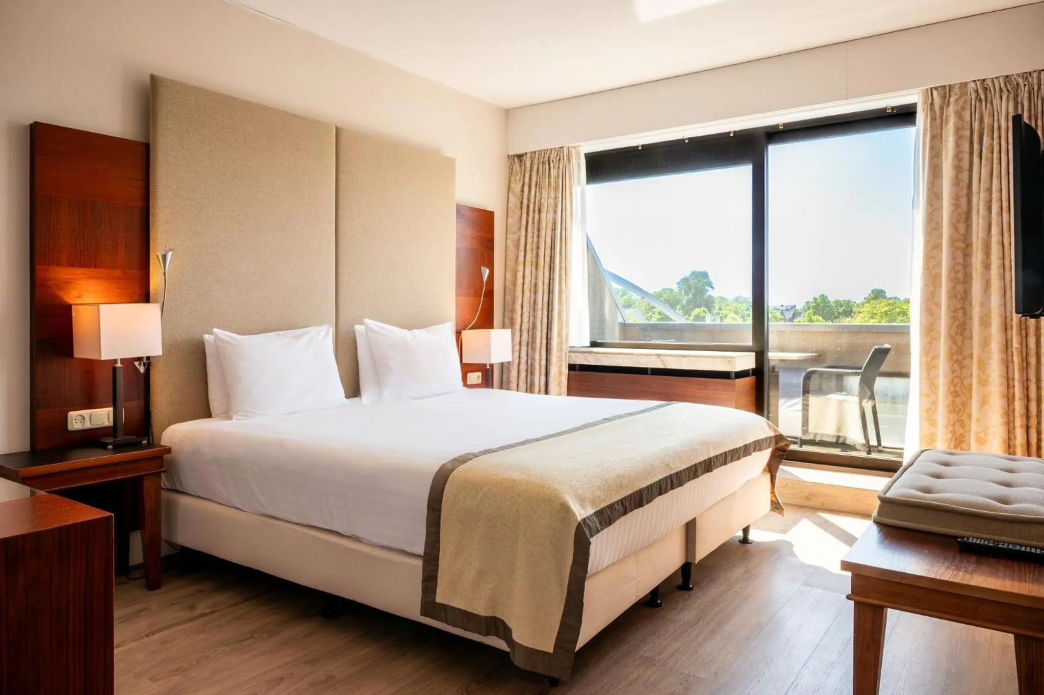 Photo of the whole room, Bed in Crowne Plaza Maastricht by IHG