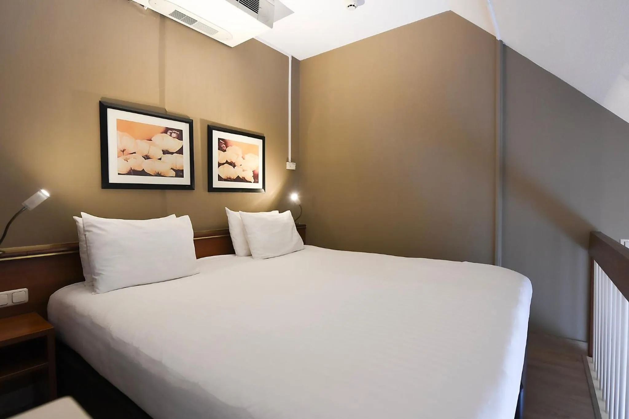 Photo of the whole room, Bed in Crowne Plaza Maastricht by IHG
