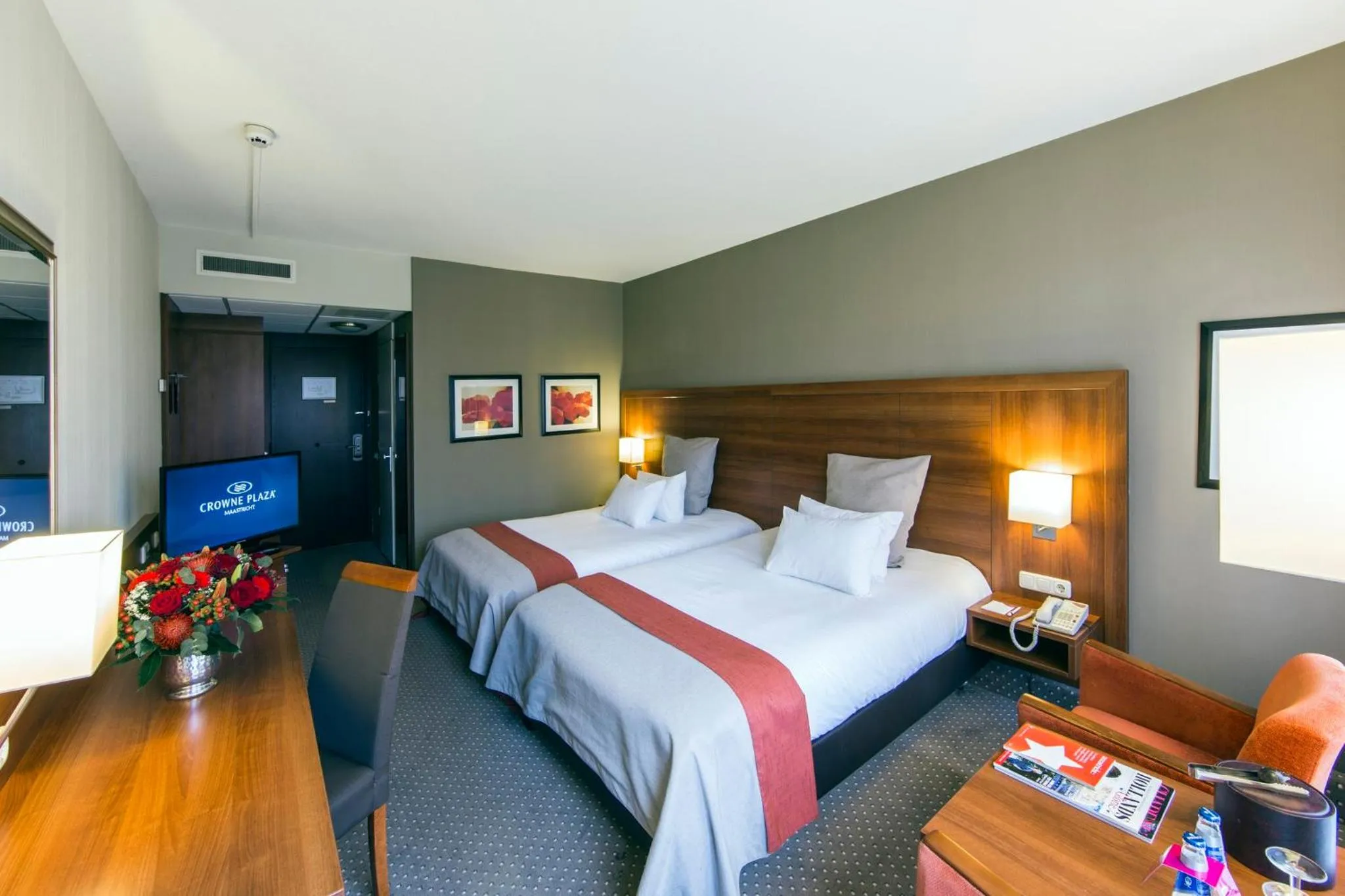 Photo of the whole room, Bed in Crowne Plaza Maastricht by IHG