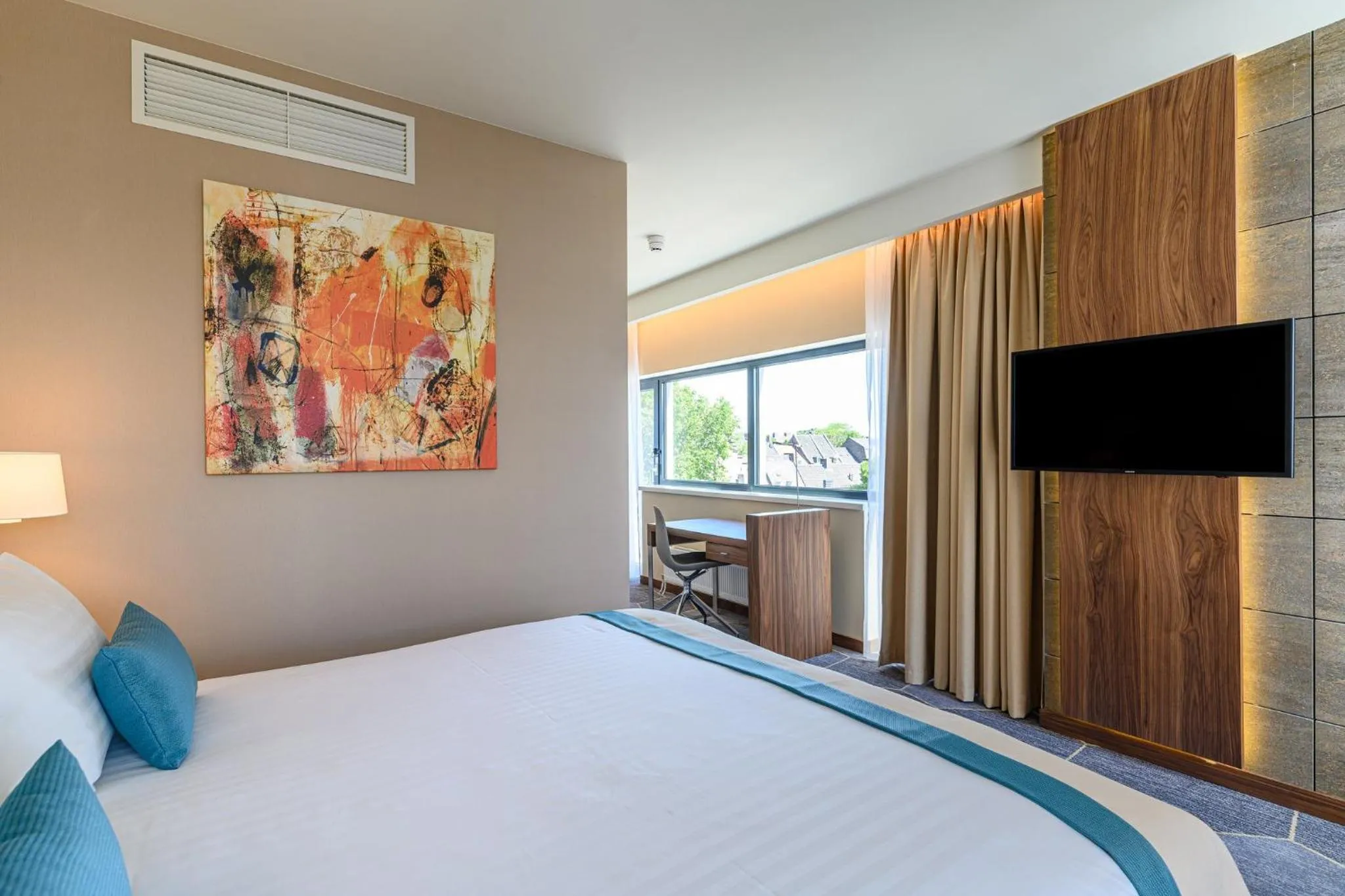 Photo of the whole room, Bed in Crowne Plaza Maastricht by IHG