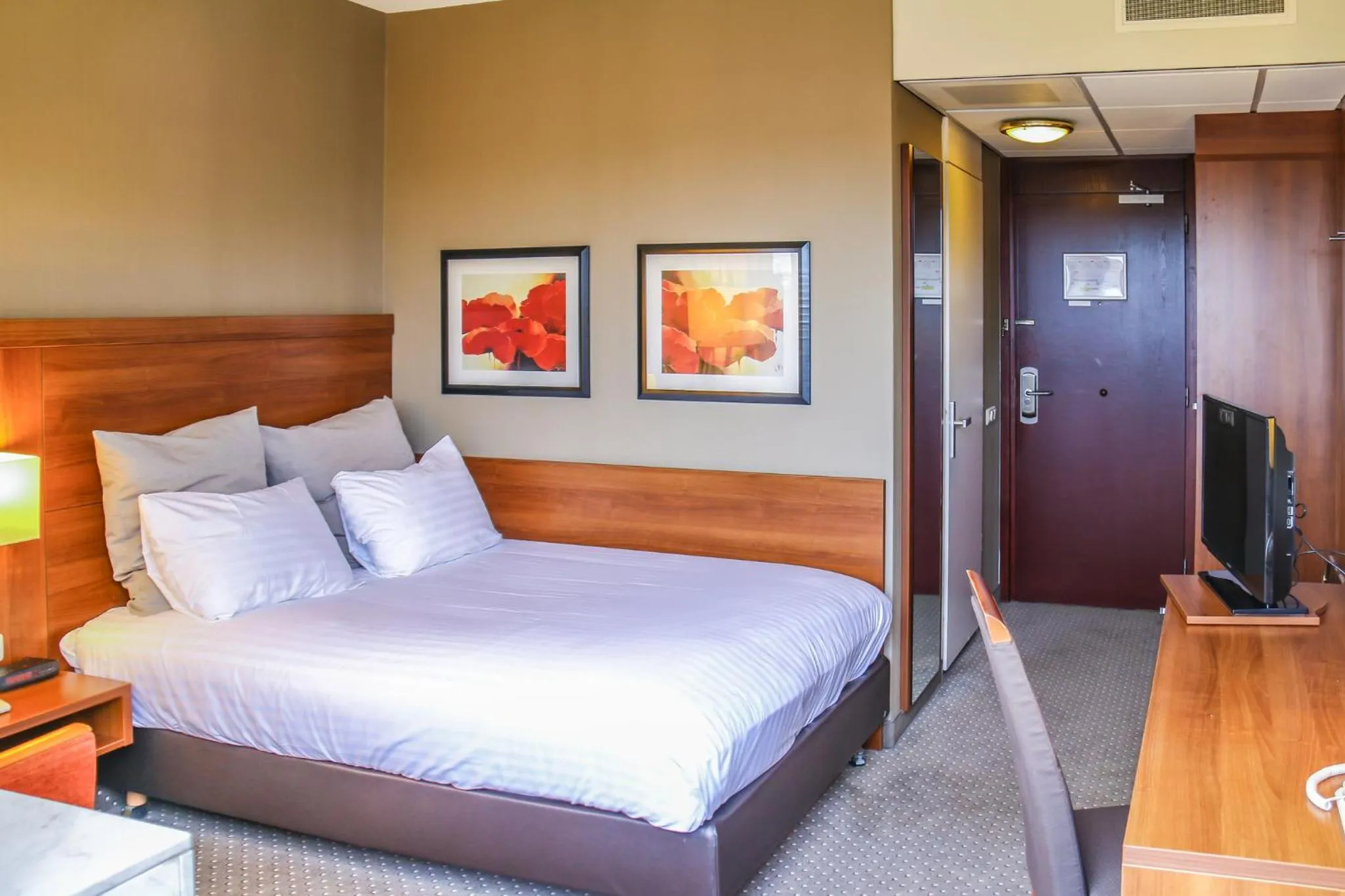 Photo of the whole room, Bed in Crowne Plaza Maastricht by IHG
