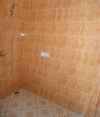 Shower in Hôtel La Belle Etoile