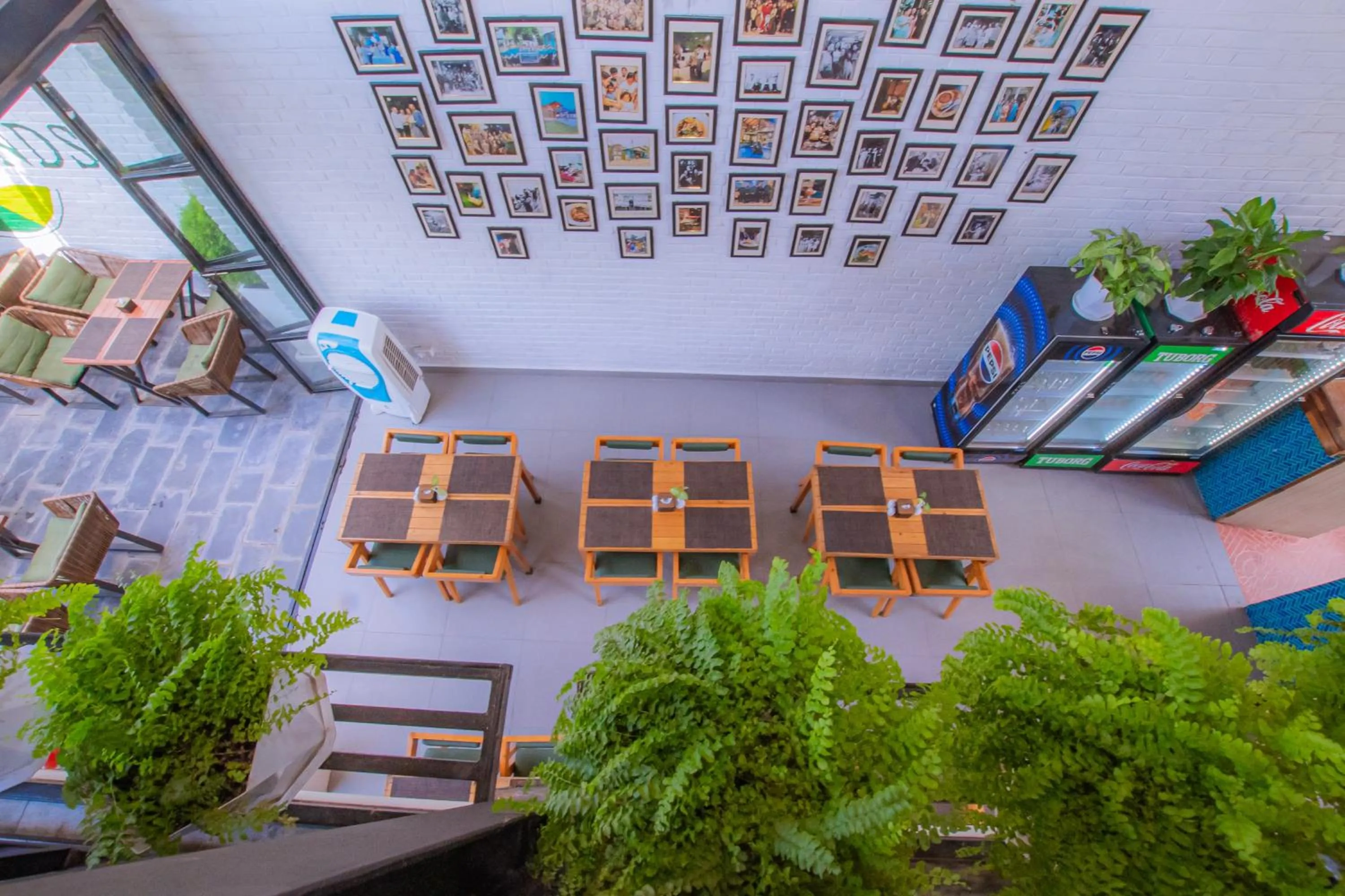 Restaurant/places to eat in Majestic Lake Front Hotel & Suites