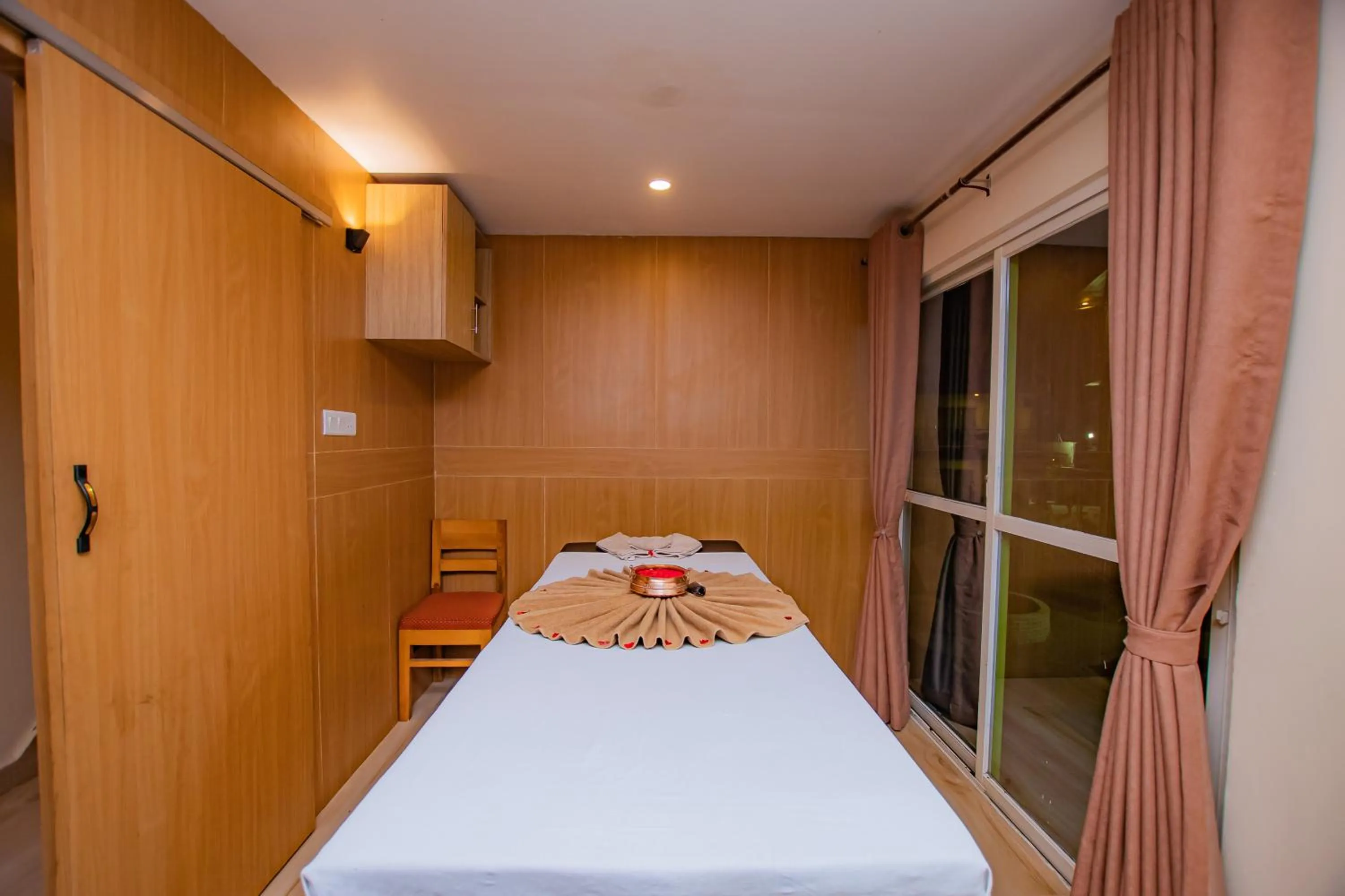 Spa and wellness centre/facilities, Bed in Majestic Lake Front Hotel & Suites