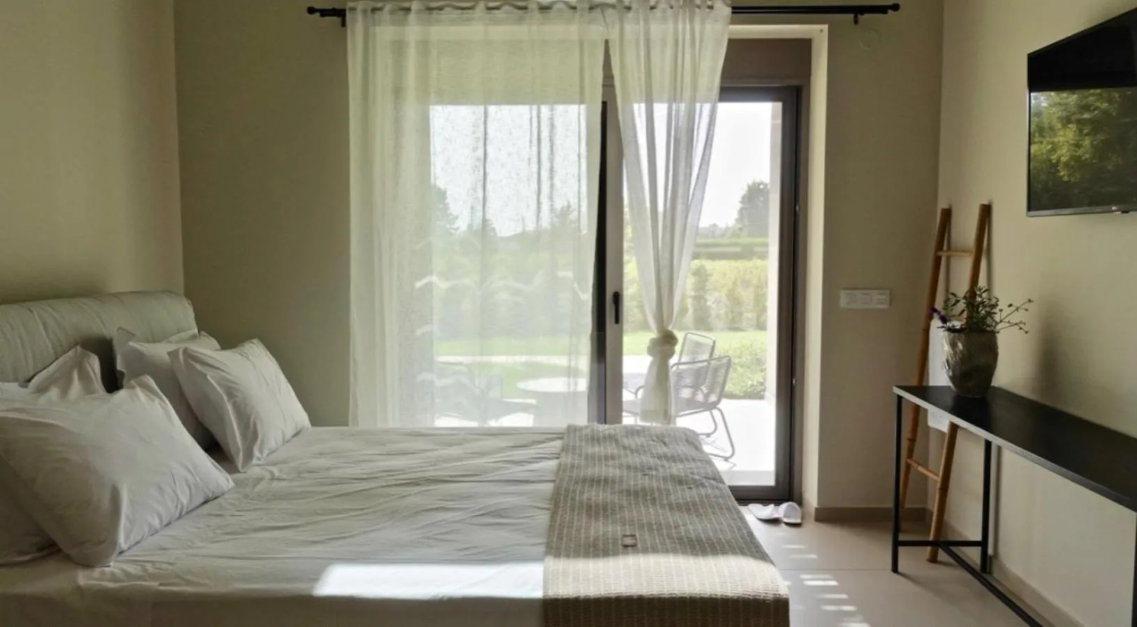 Bed in Pnoe Eco Residences