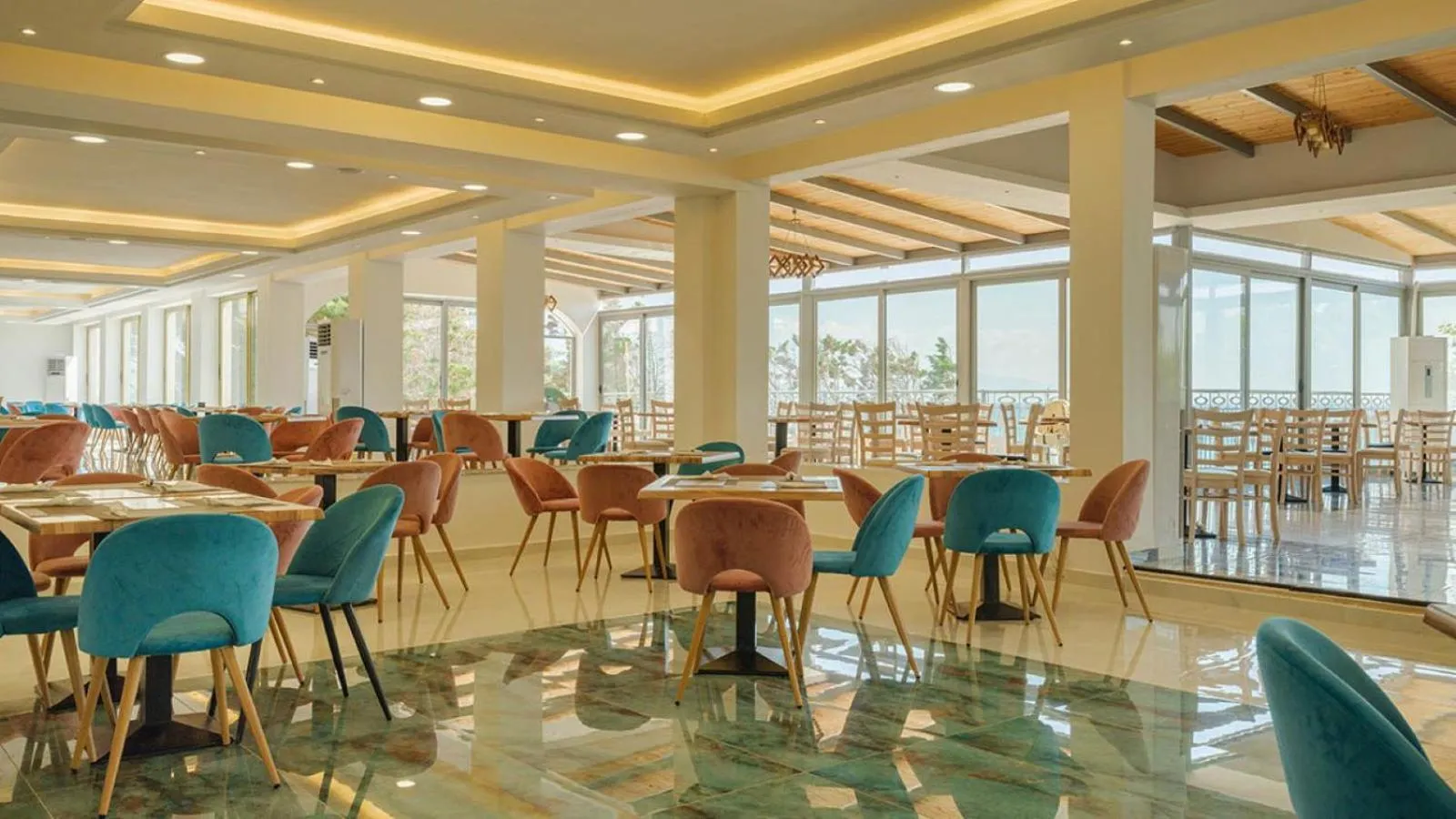 Lounge or bar in Ninos Grand Beach Resort