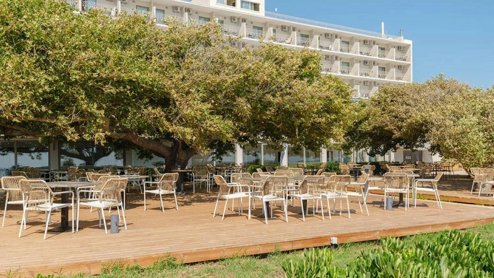 Lounge or bar in Ninos Grand Beach Resort