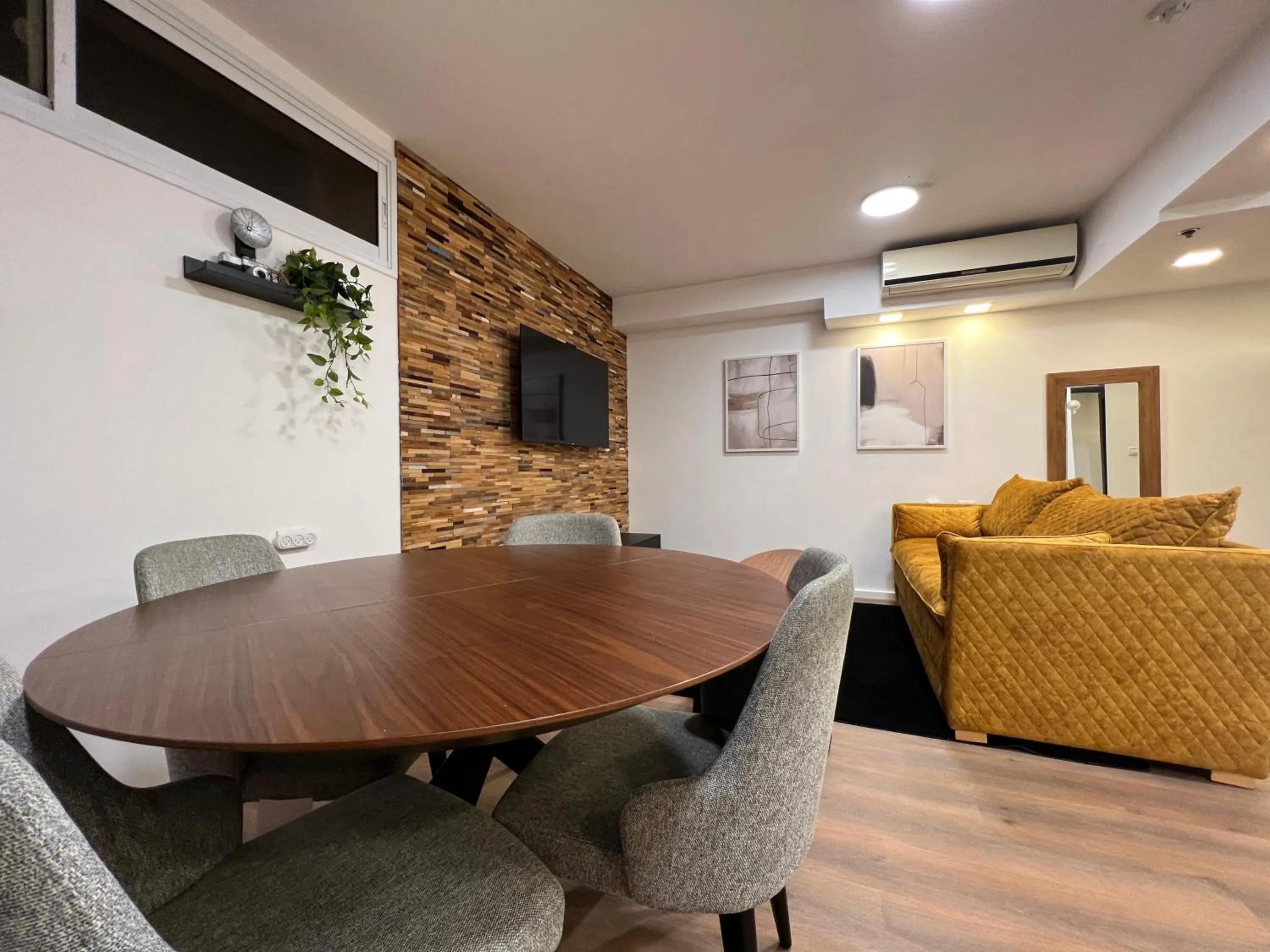 Dining Area in Beer Garden Hotel