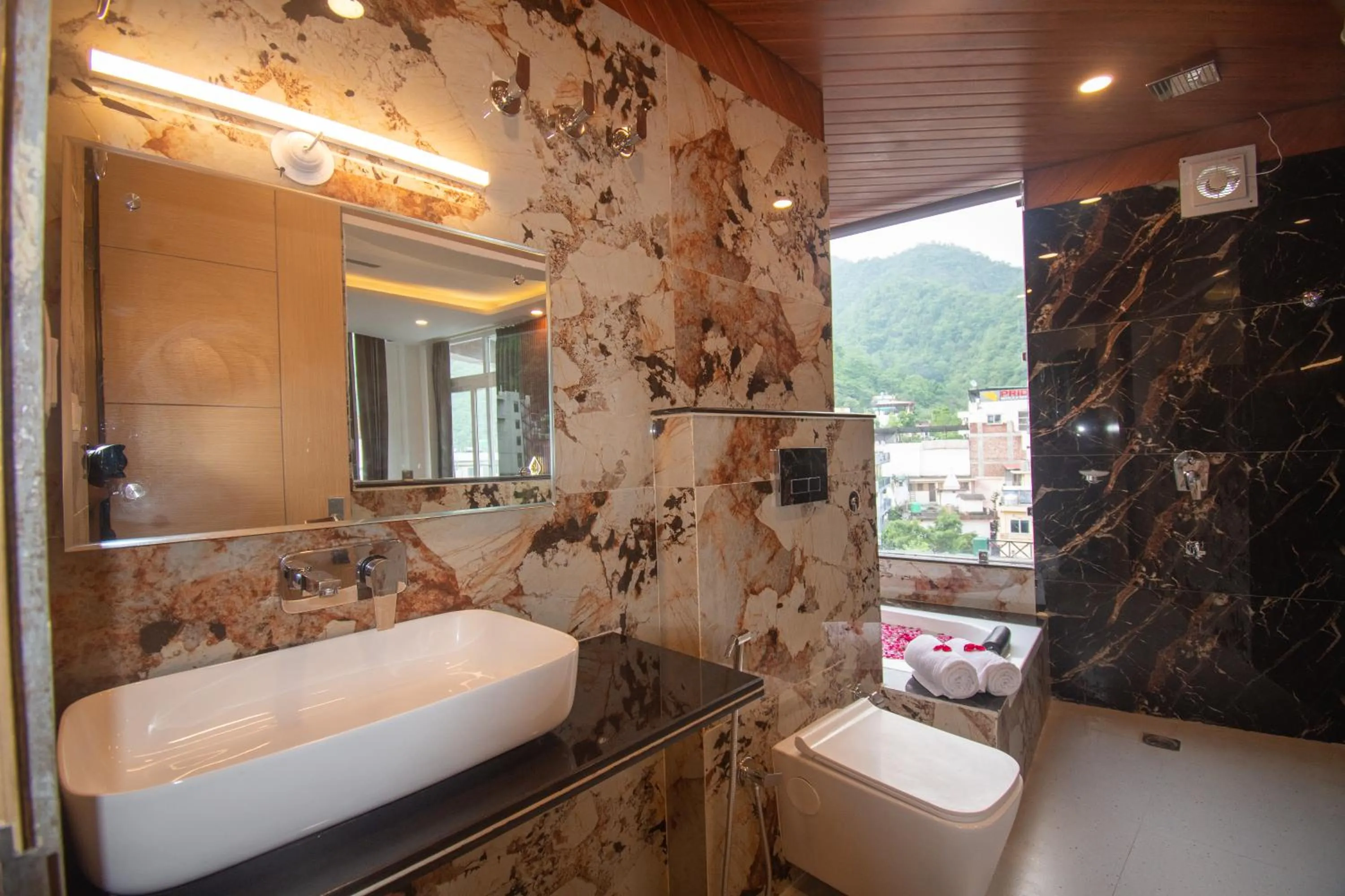 Shower in Hotel JP Hills Rishikesh