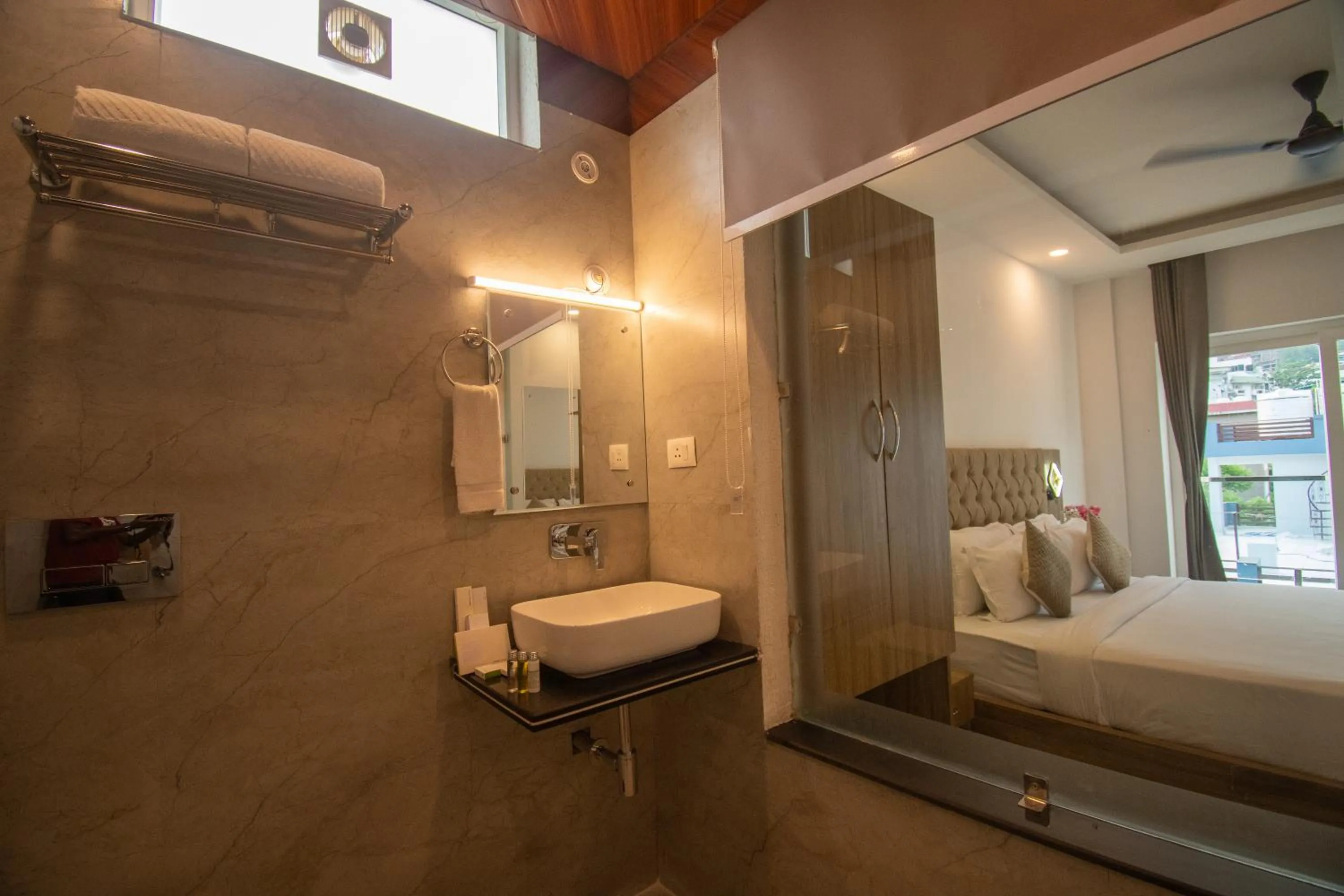 Shower in Hotel JP Hills Rishikesh