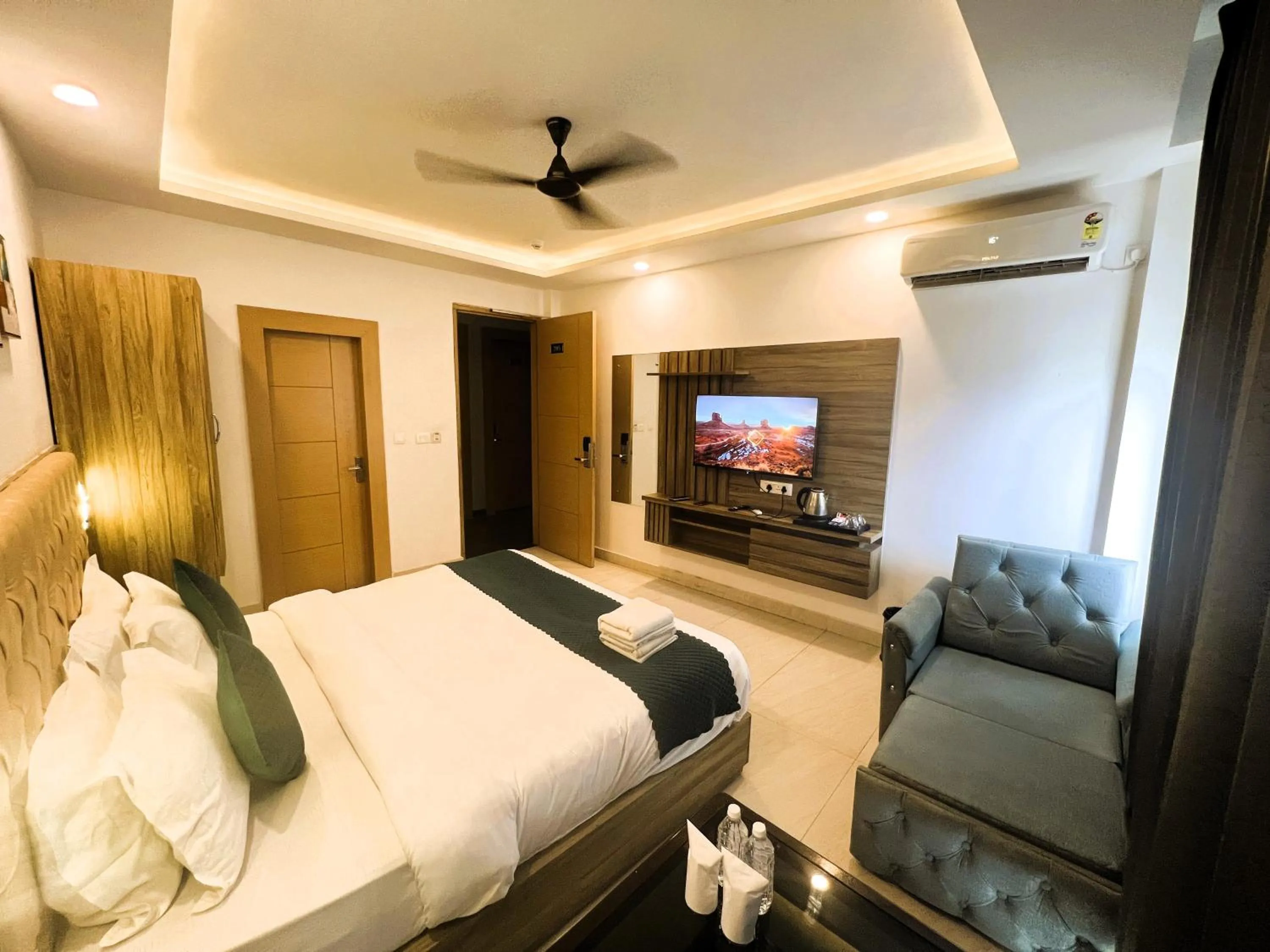 Bedroom, Bed in Hotel JP Hills Rishikesh