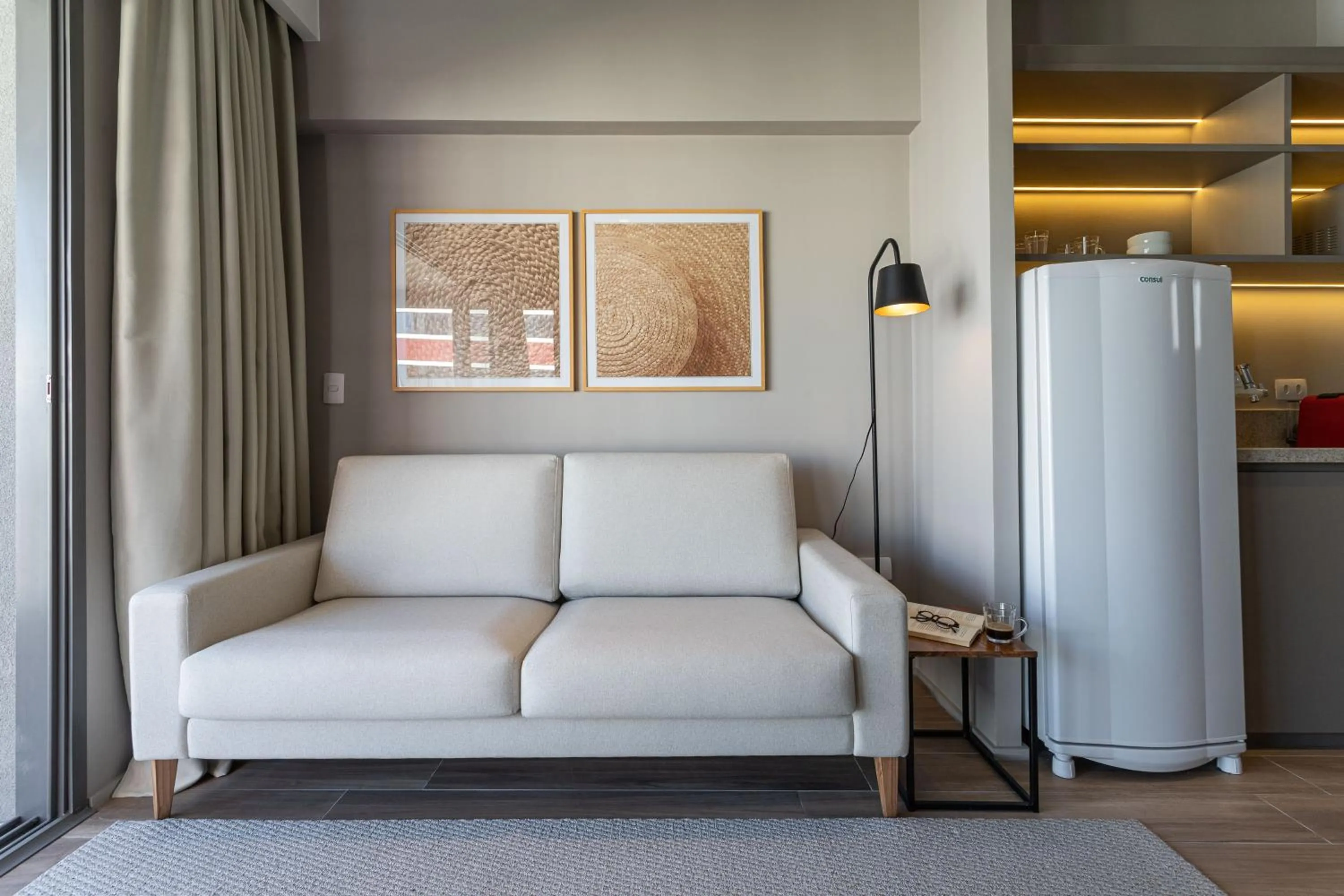 Living room in Next Haddock by Viva - Apartamentos próximos ao MASP e a metros da Estação Consolação e Avenida Paulista