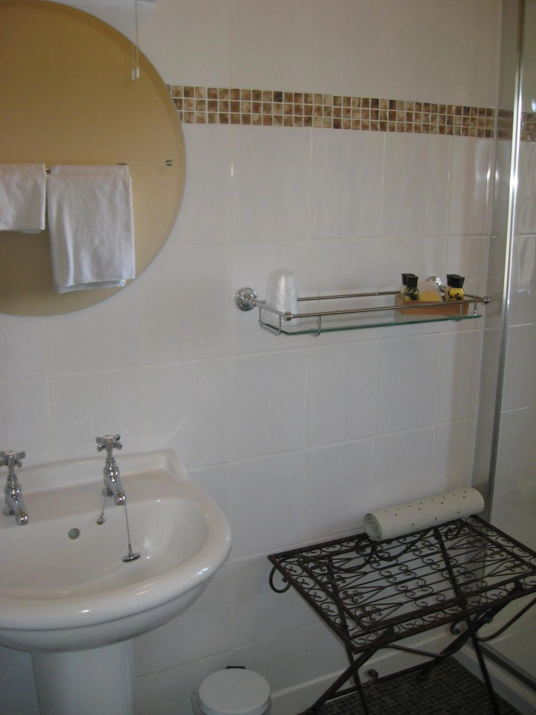 Bathroom in Shaftesbury Hotel Dundee