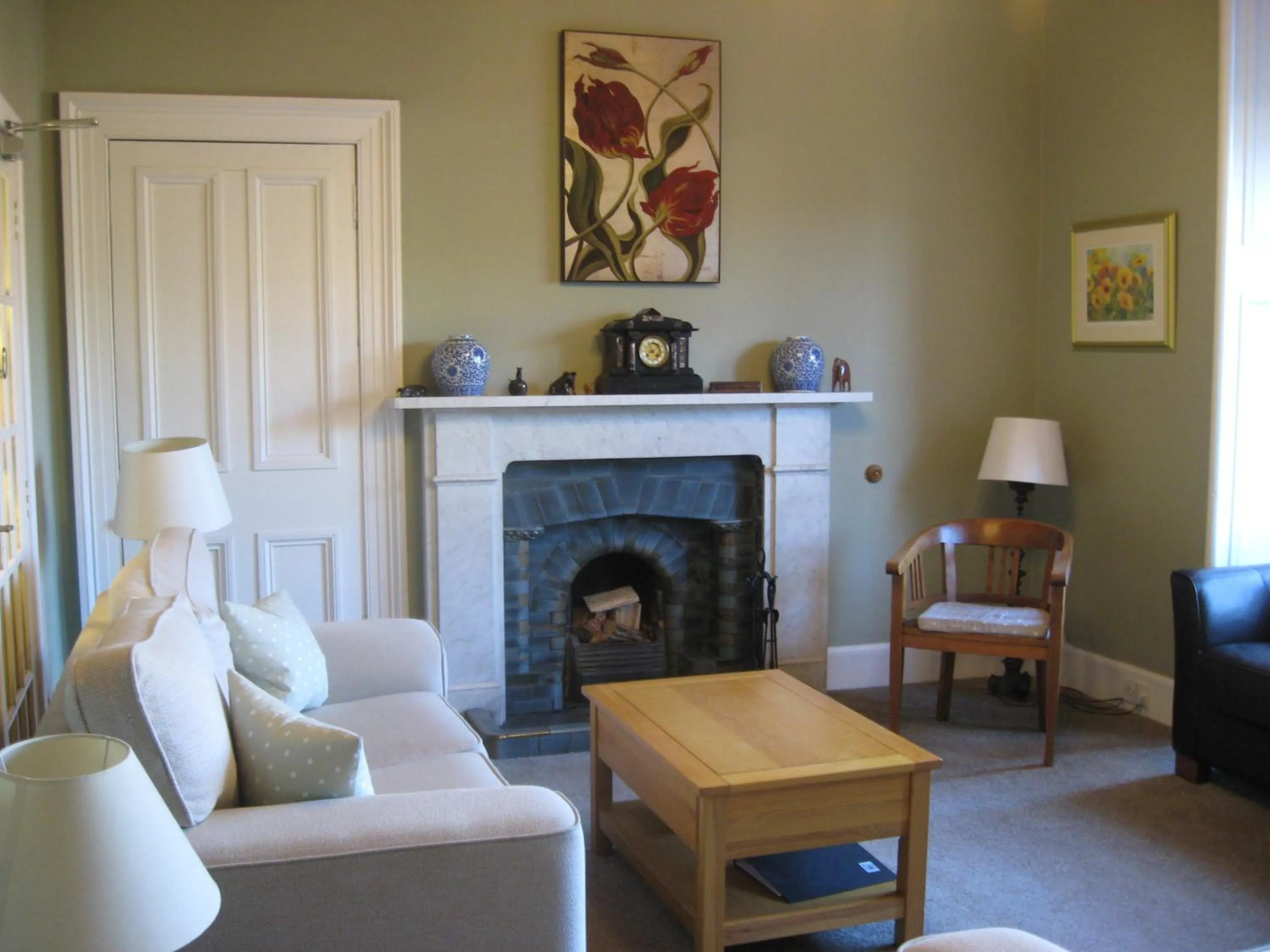 Communal lounge/ TV room in Shaftesbury Hotel Dundee