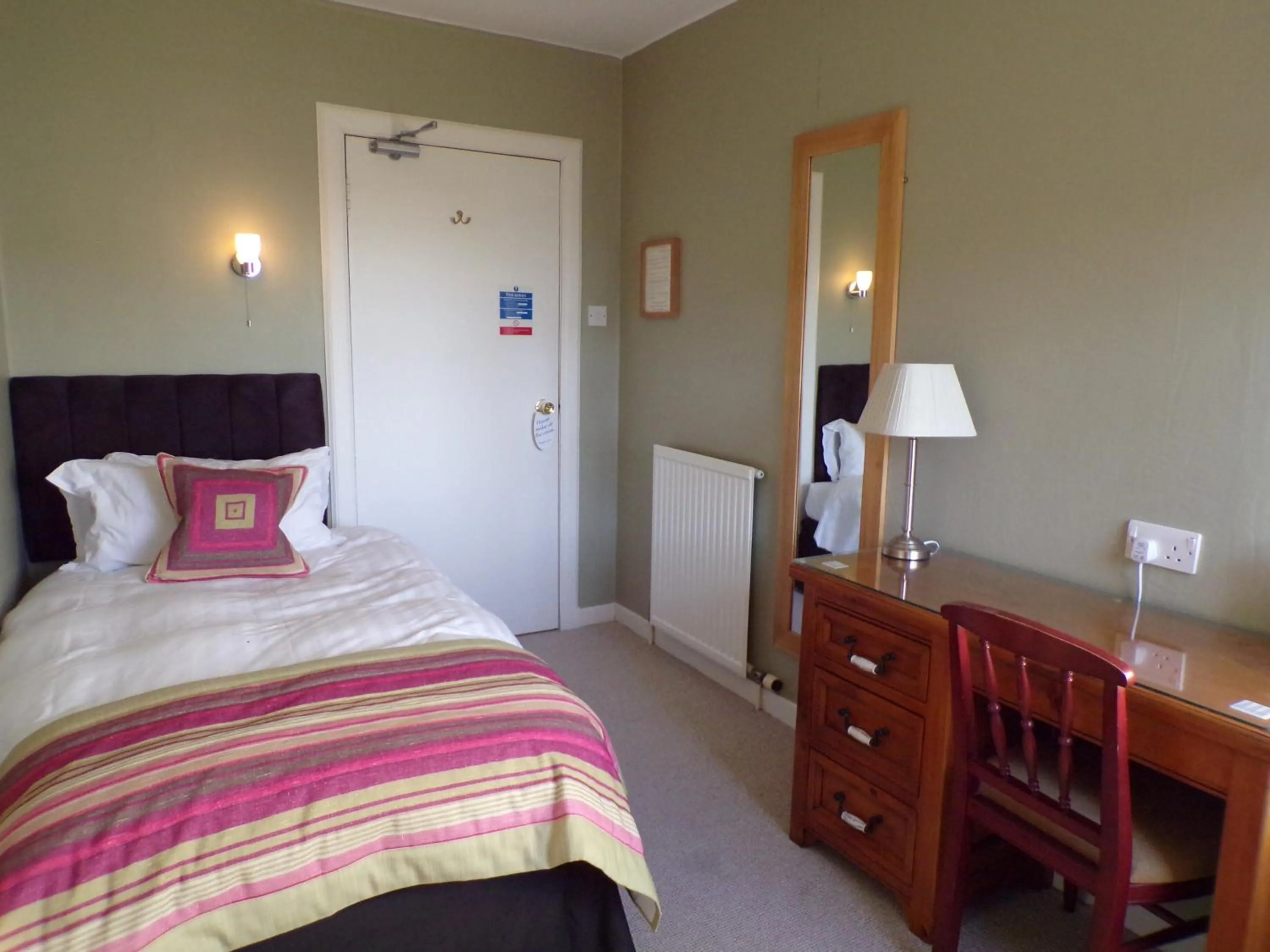 Bed in Shaftesbury Hotel Dundee