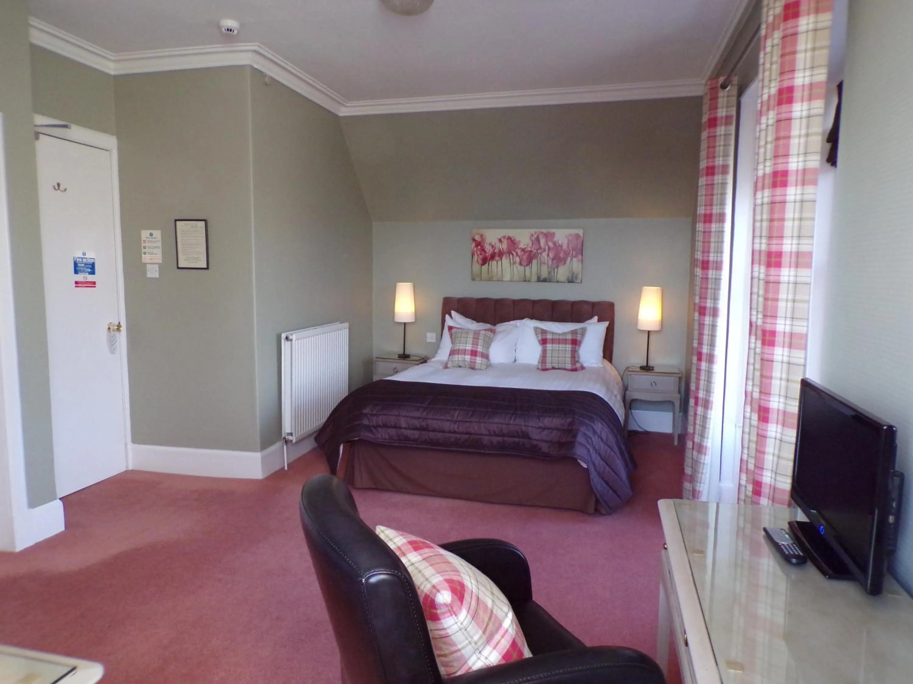 Seating area, Bed in Shaftesbury Hotel Dundee