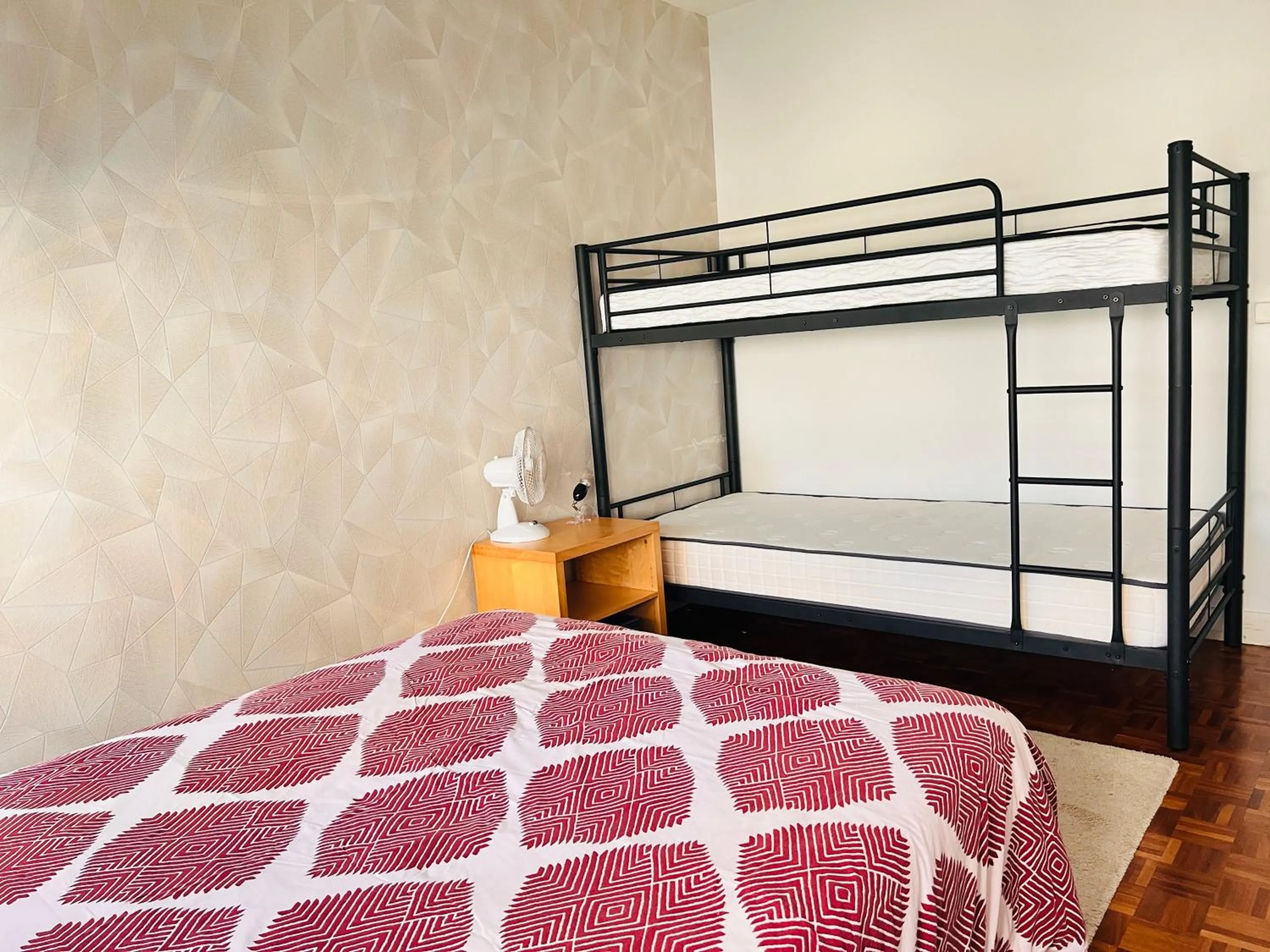 Grand appartement avec balcon et parking gratuit sur place