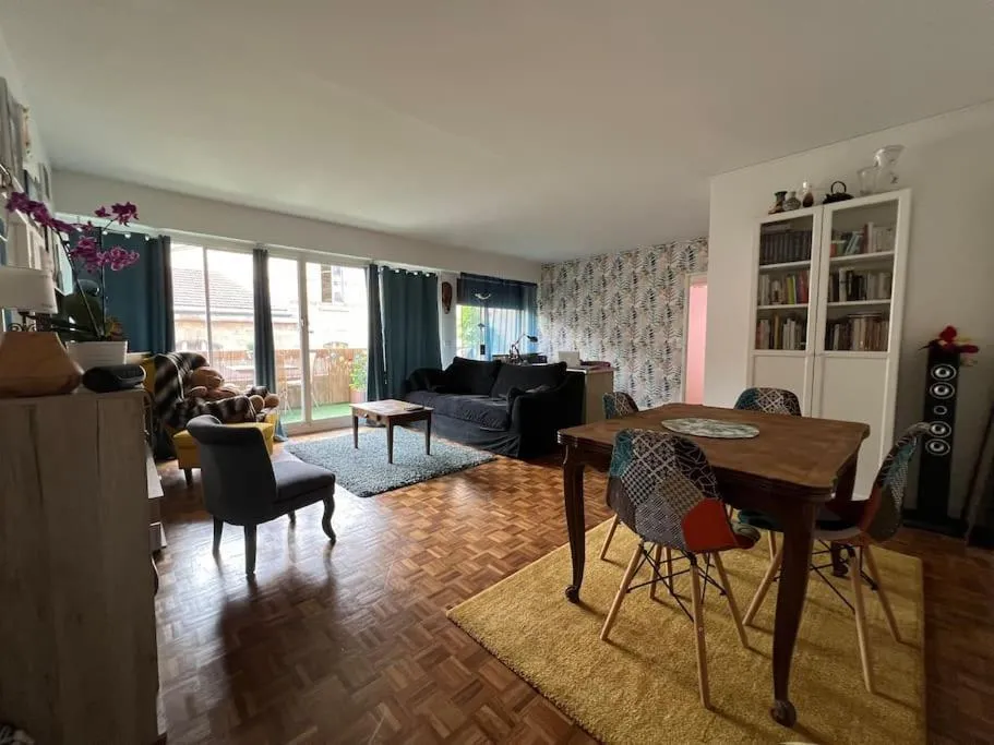 Grand appartement avec balcon et parking gratuit sur place