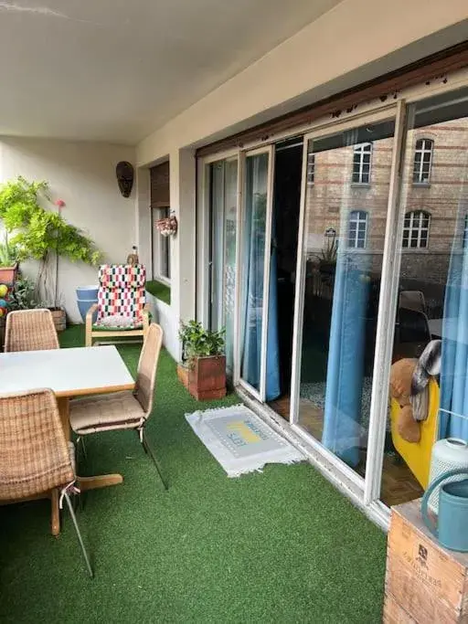 Grand appartement avec balcon et parking gratuit sur place Grand appartement avec balcon et parking gratuit sur place