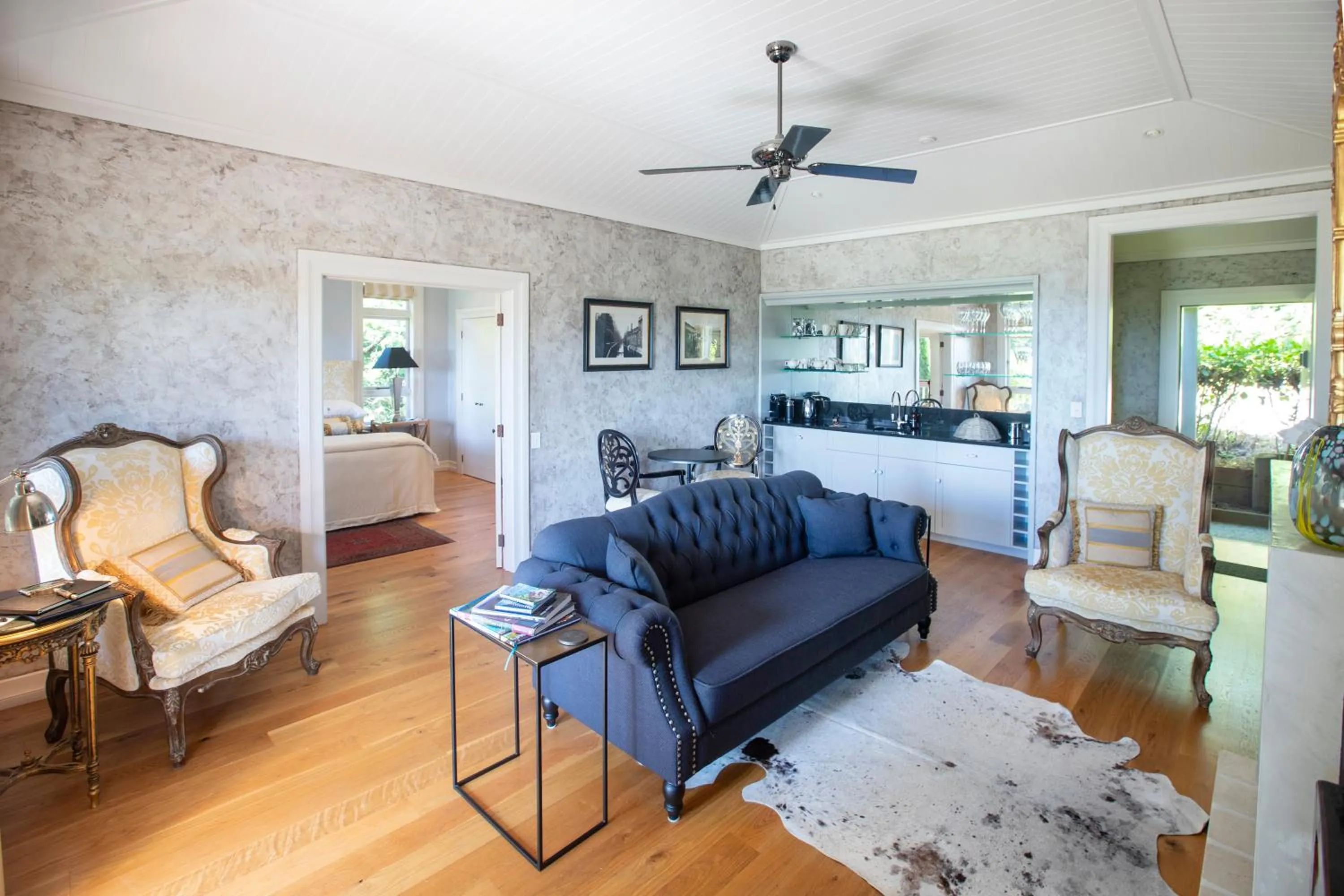 Living room, Bed in Pihopa Retreat