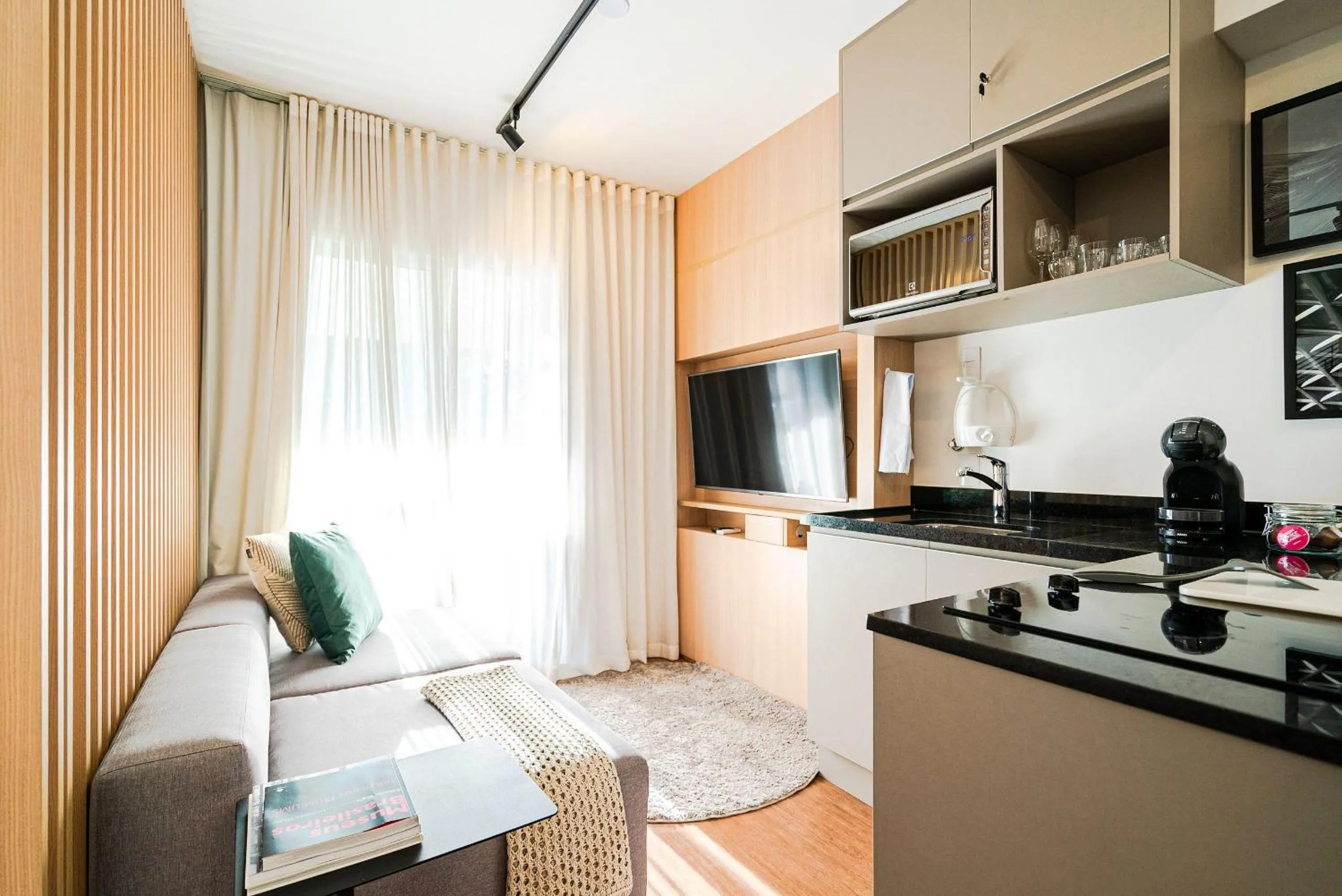 TV and multimedia in Homelike by Viva - Apartamentos completos em Pinheiros a uma quadra da Faria Lima