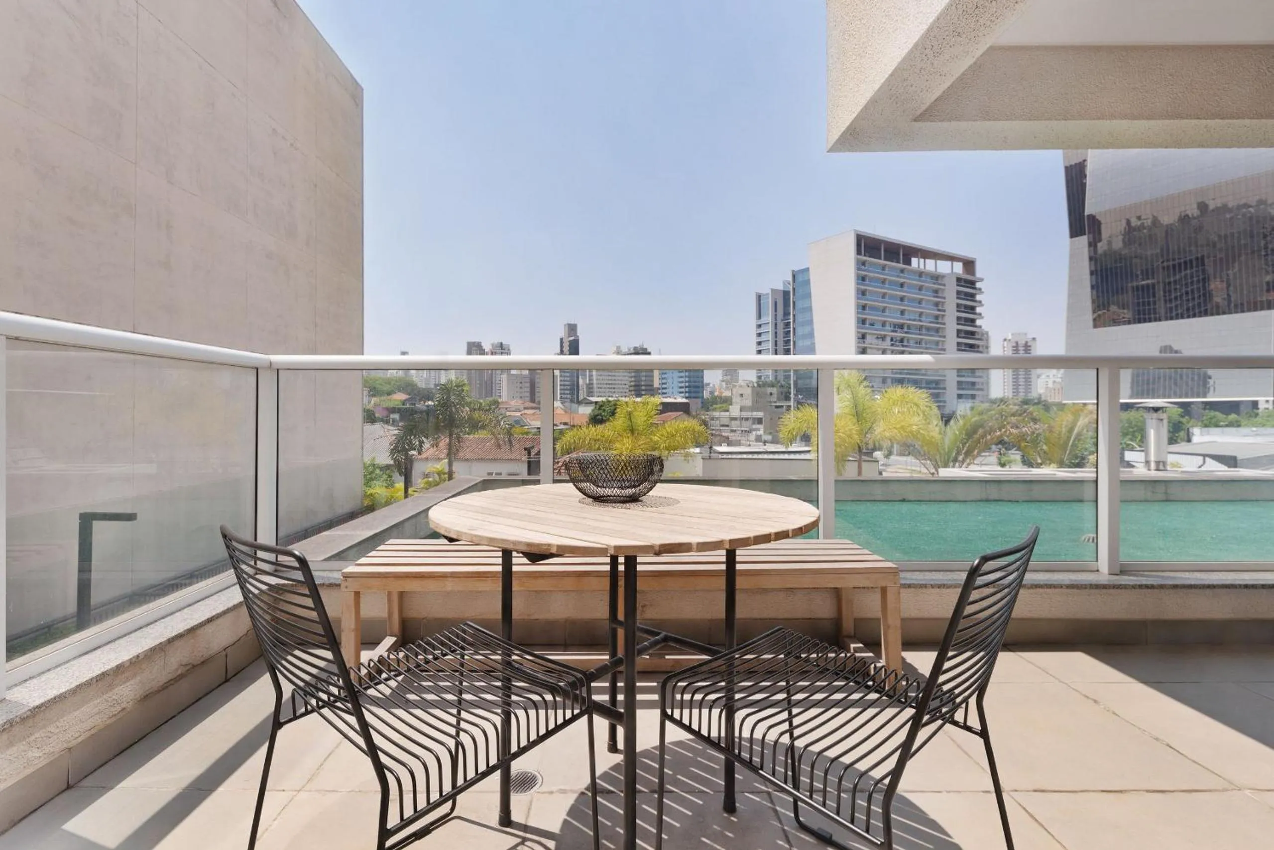 Balcony/Terrace in Homelike by Viva - Apartamentos completos em Pinheiros a uma quadra da Faria Lima
