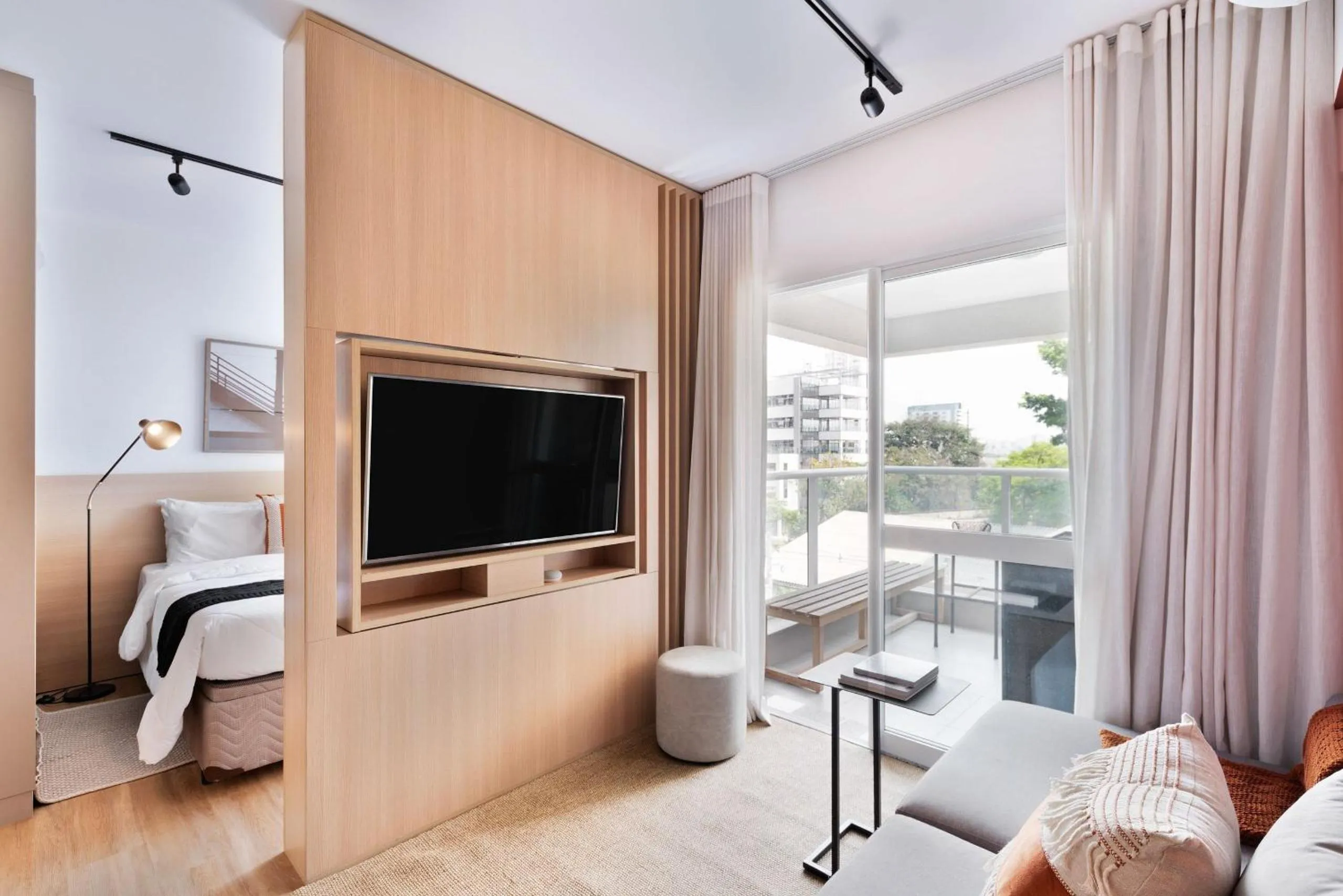 TV and multimedia, Bed in Homelike by Viva - Apartamentos completos em Pinheiros a uma quadra da Faria Lima