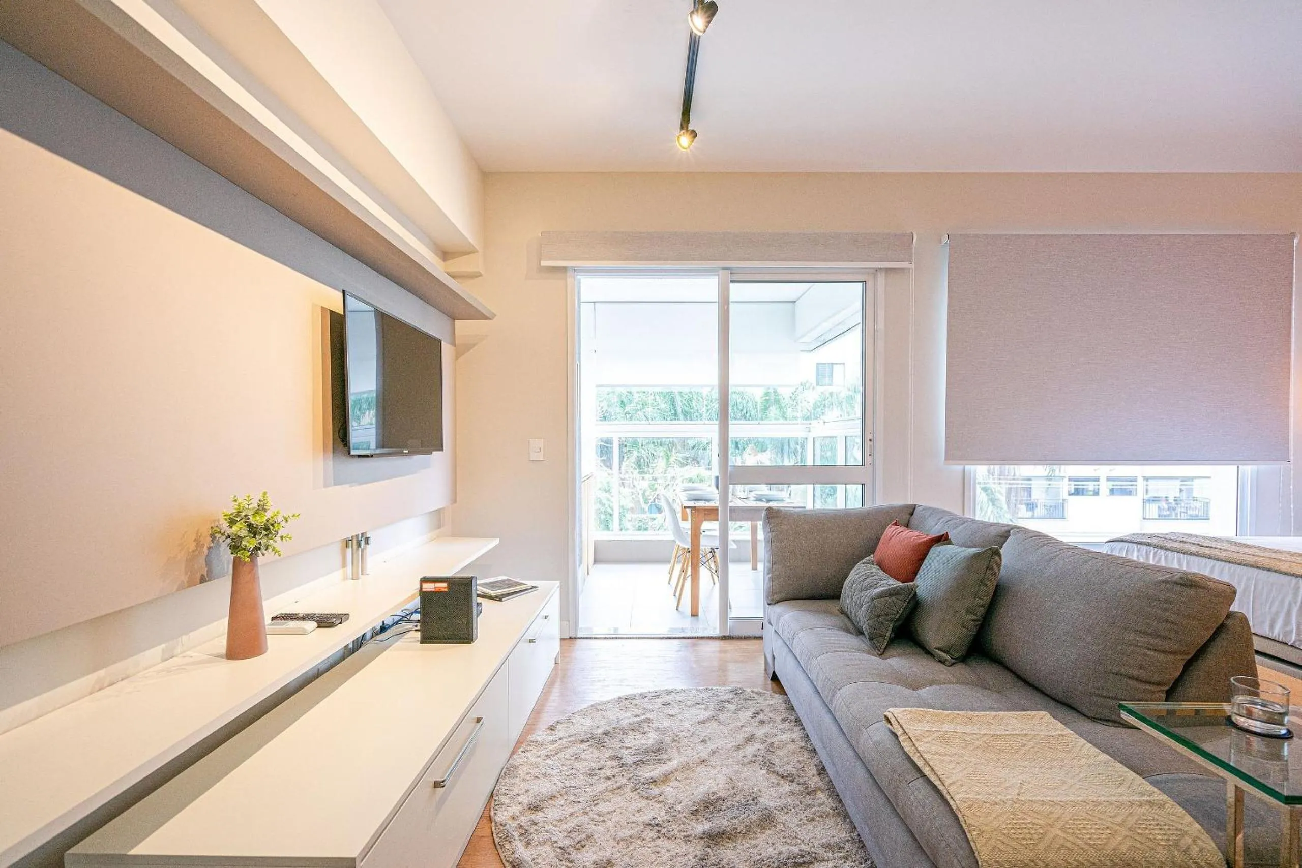 TV and multimedia in Homelike by Viva - Apartamentos completos em Pinheiros a uma quadra da Faria Lima
