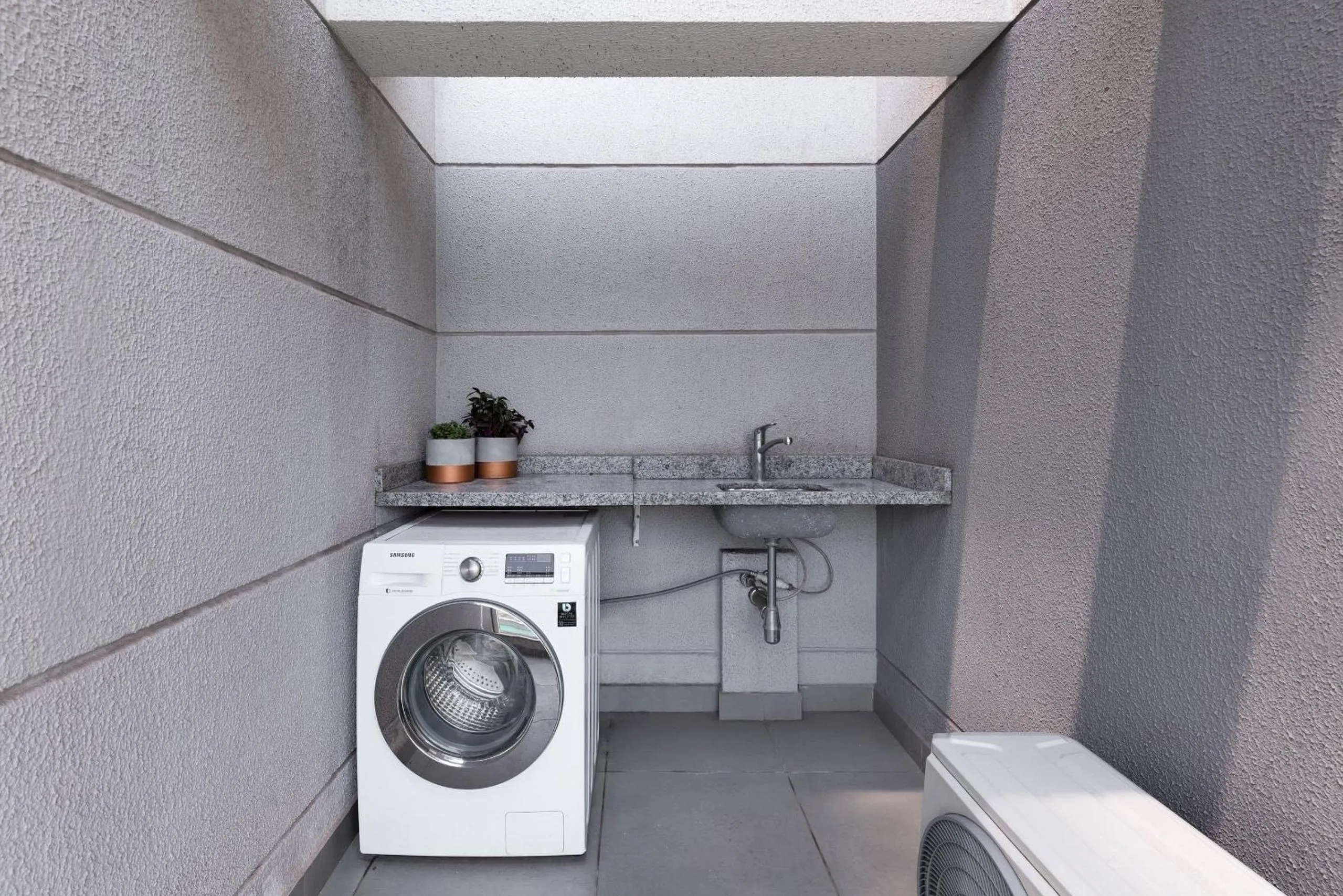 washing machine in Homelike by Viva - Apartamentos completos em Pinheiros a uma quadra da Faria Lima
