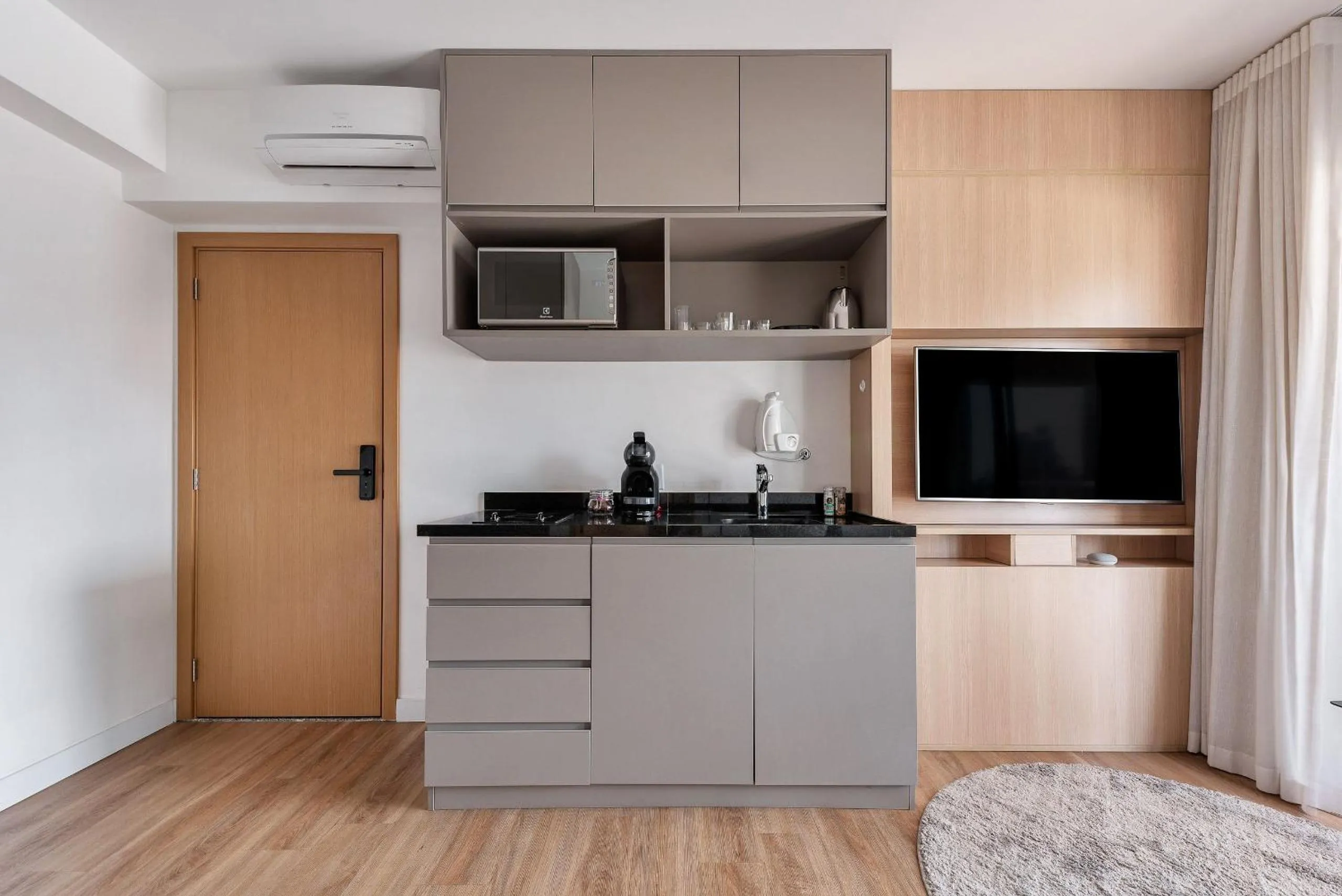 TV and multimedia in Homelike by Viva - Apartamentos completos em Pinheiros a uma quadra da Faria Lima