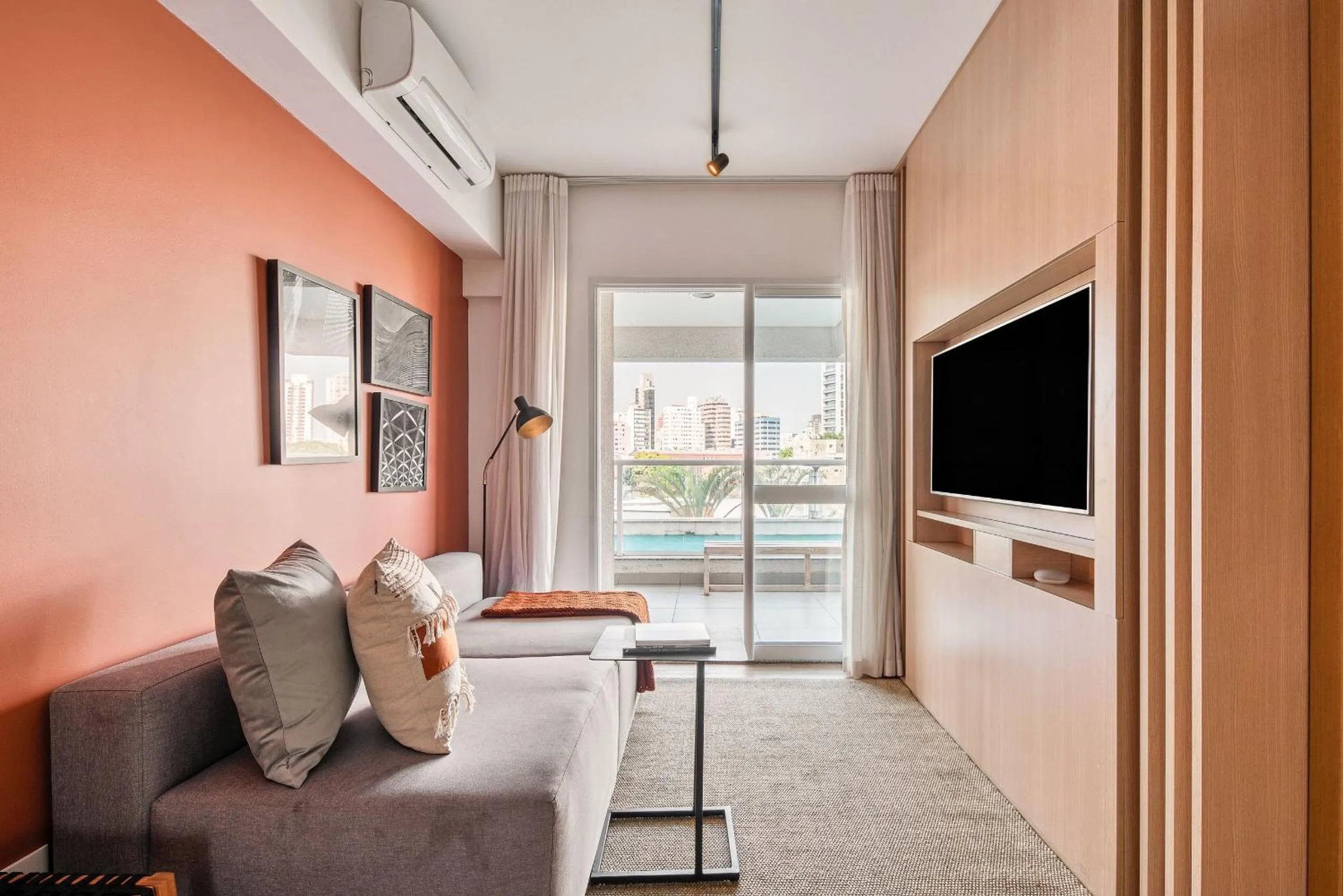 TV and multimedia in Homelike by Viva - Apartamentos completos em Pinheiros a uma quadra da Faria Lima