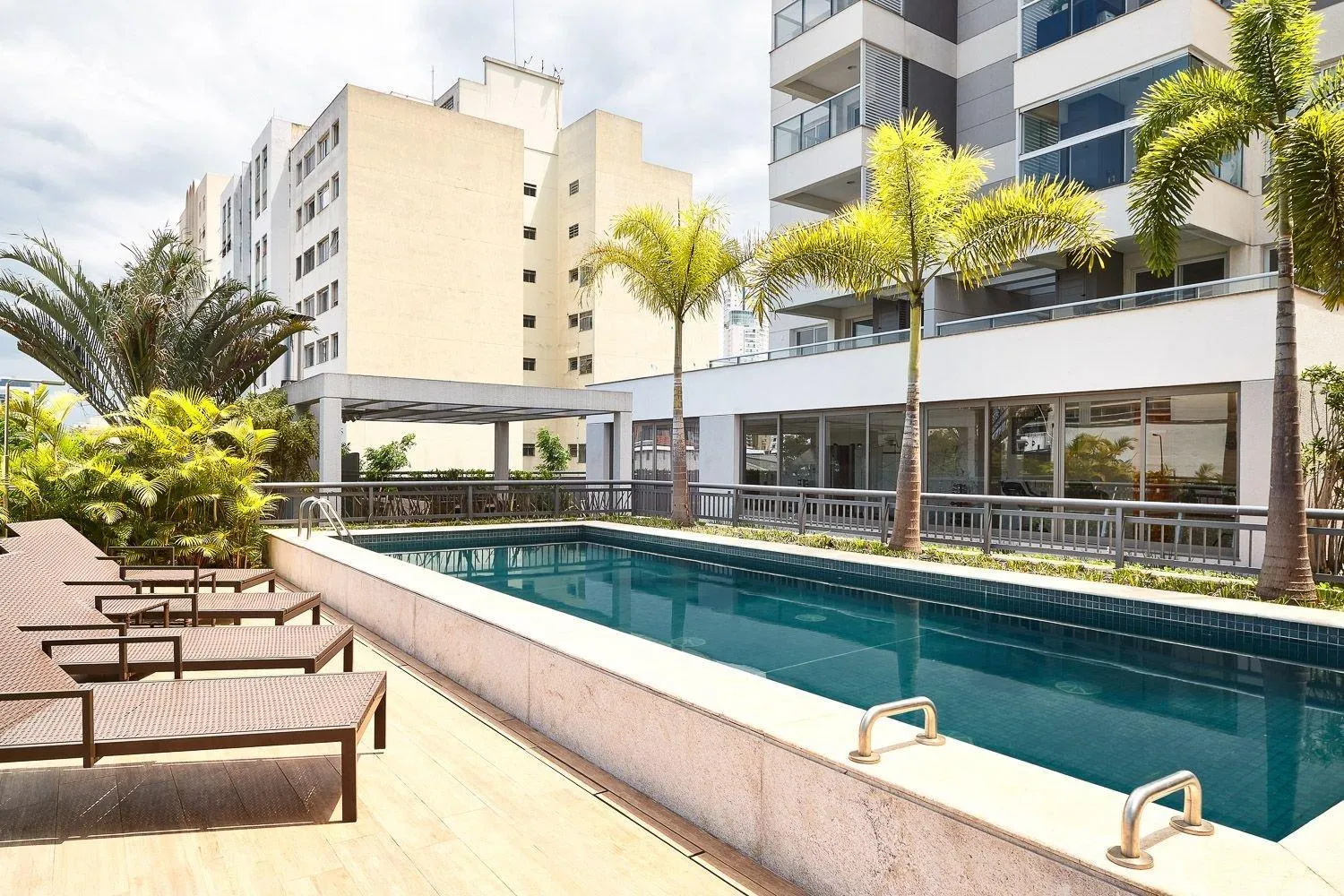 Property building in Homelike by Viva - Apartamentos completos em Pinheiros a uma quadra da Faria Lima