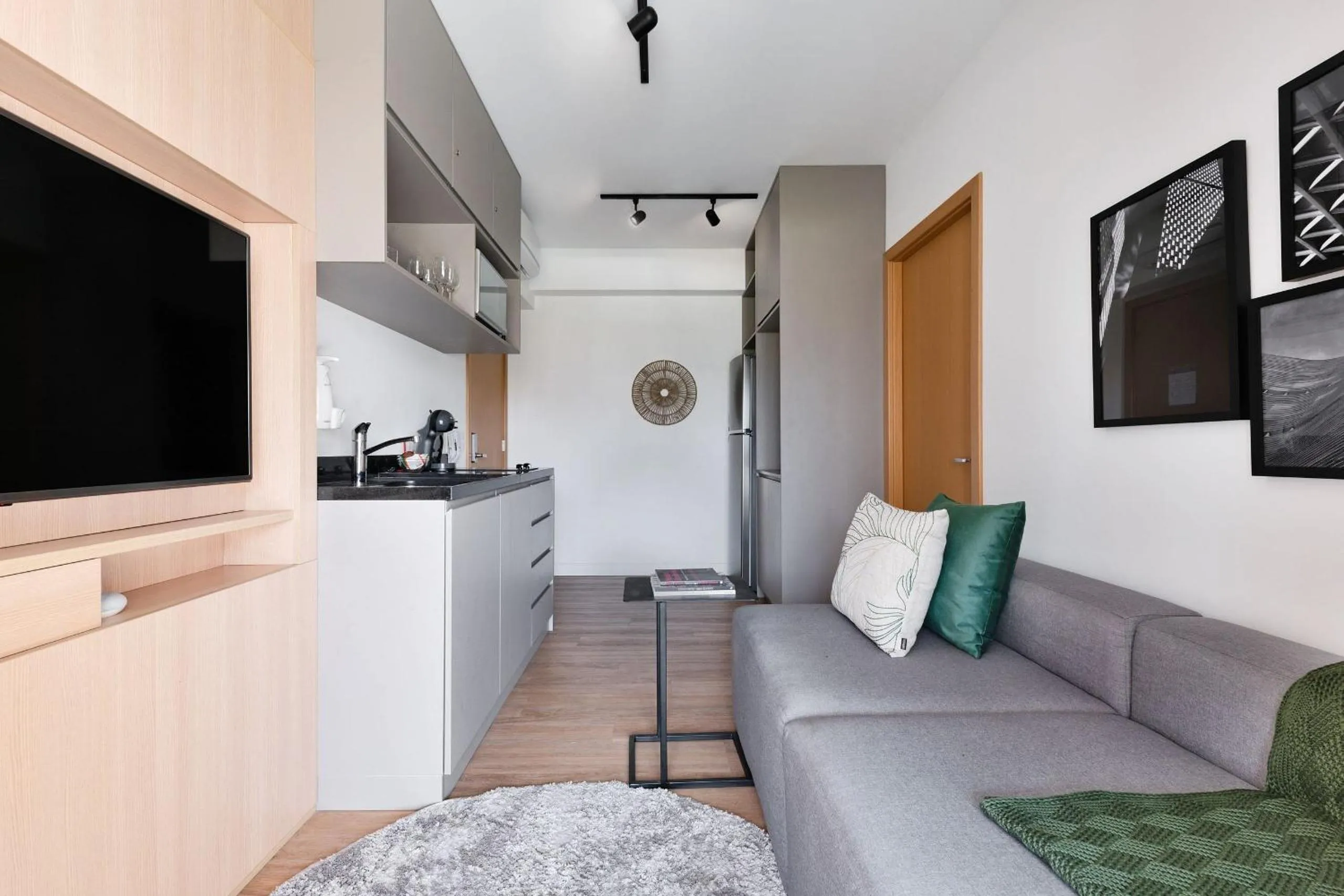 TV and multimedia in Homelike by Viva - Apartamentos completos em Pinheiros a uma quadra da Faria Lima