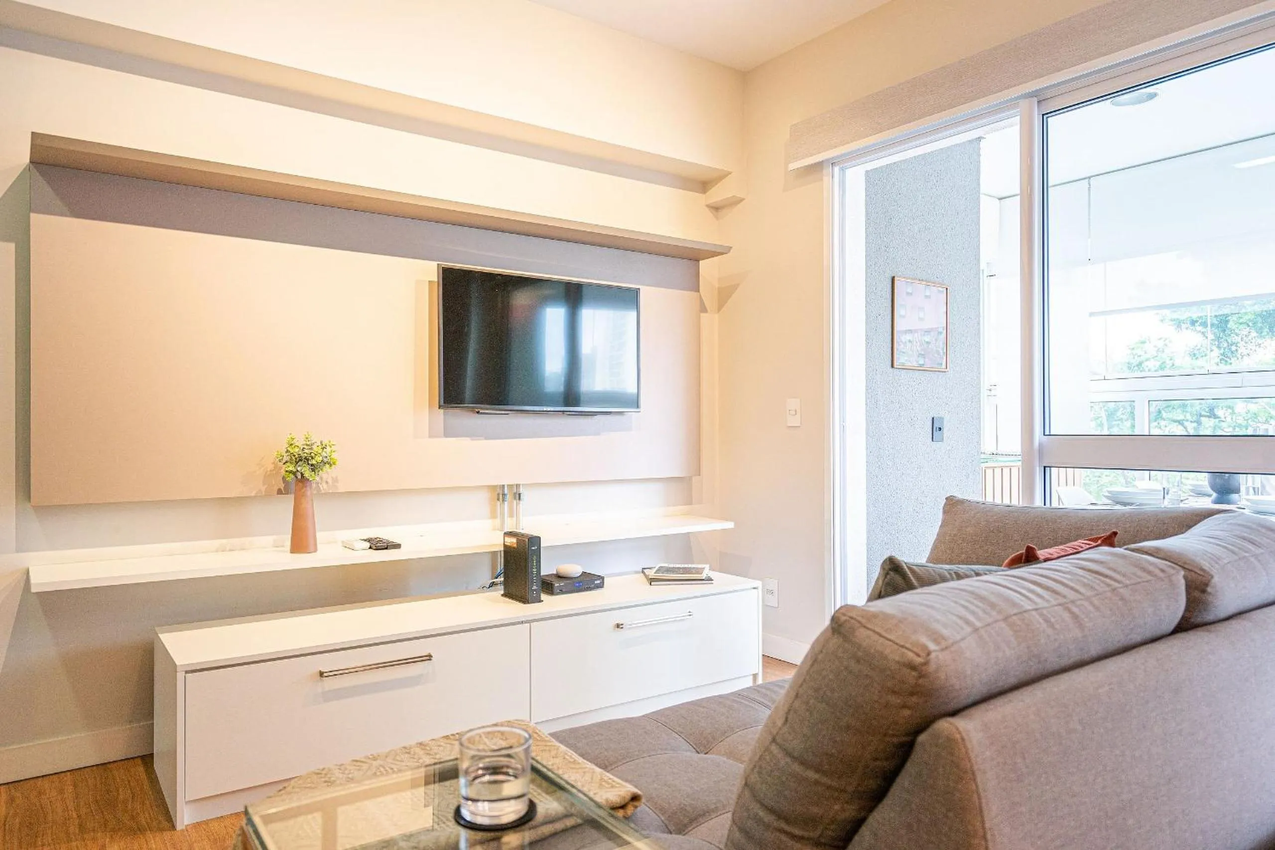 Communal lounge/ TV room in Homelike by Viva - Apartamentos completos em Pinheiros a uma quadra da Faria Lima