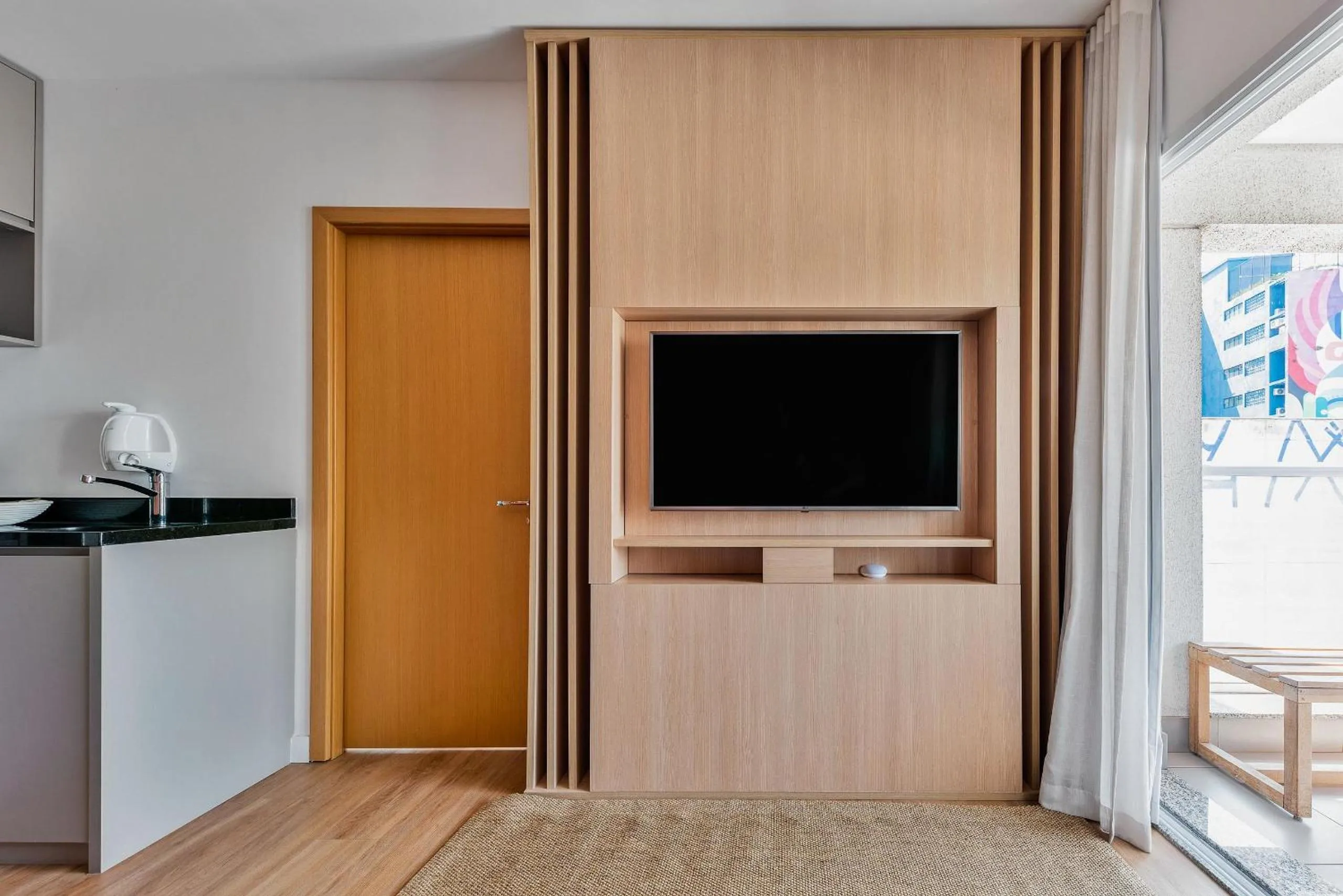 TV and multimedia in Homelike by Viva - Apartamentos completos em Pinheiros a uma quadra da Faria Lima