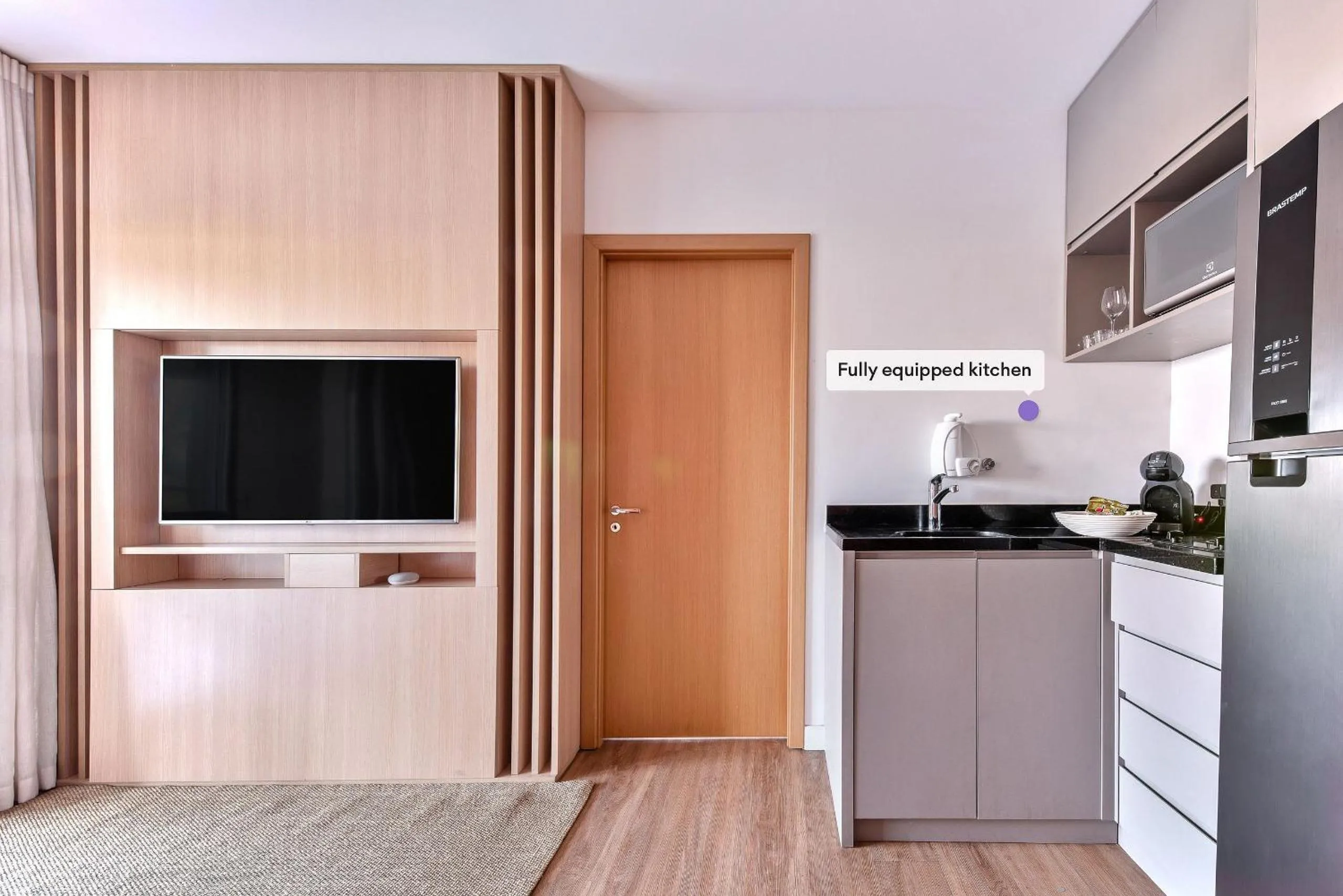 TV and multimedia in Homelike by Viva - Apartamentos completos em Pinheiros a uma quadra da Faria Lima