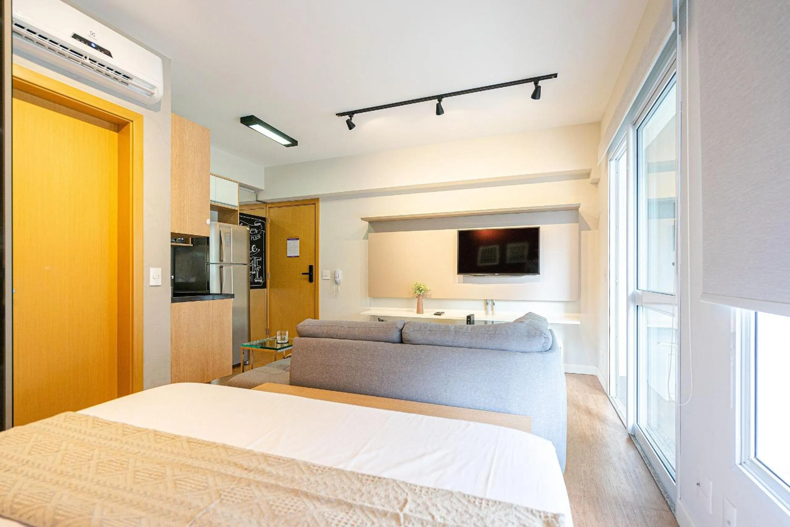 TV and multimedia, Bed in Homelike by Viva - Apartamentos completos em Pinheiros a uma quadra da Faria Lima