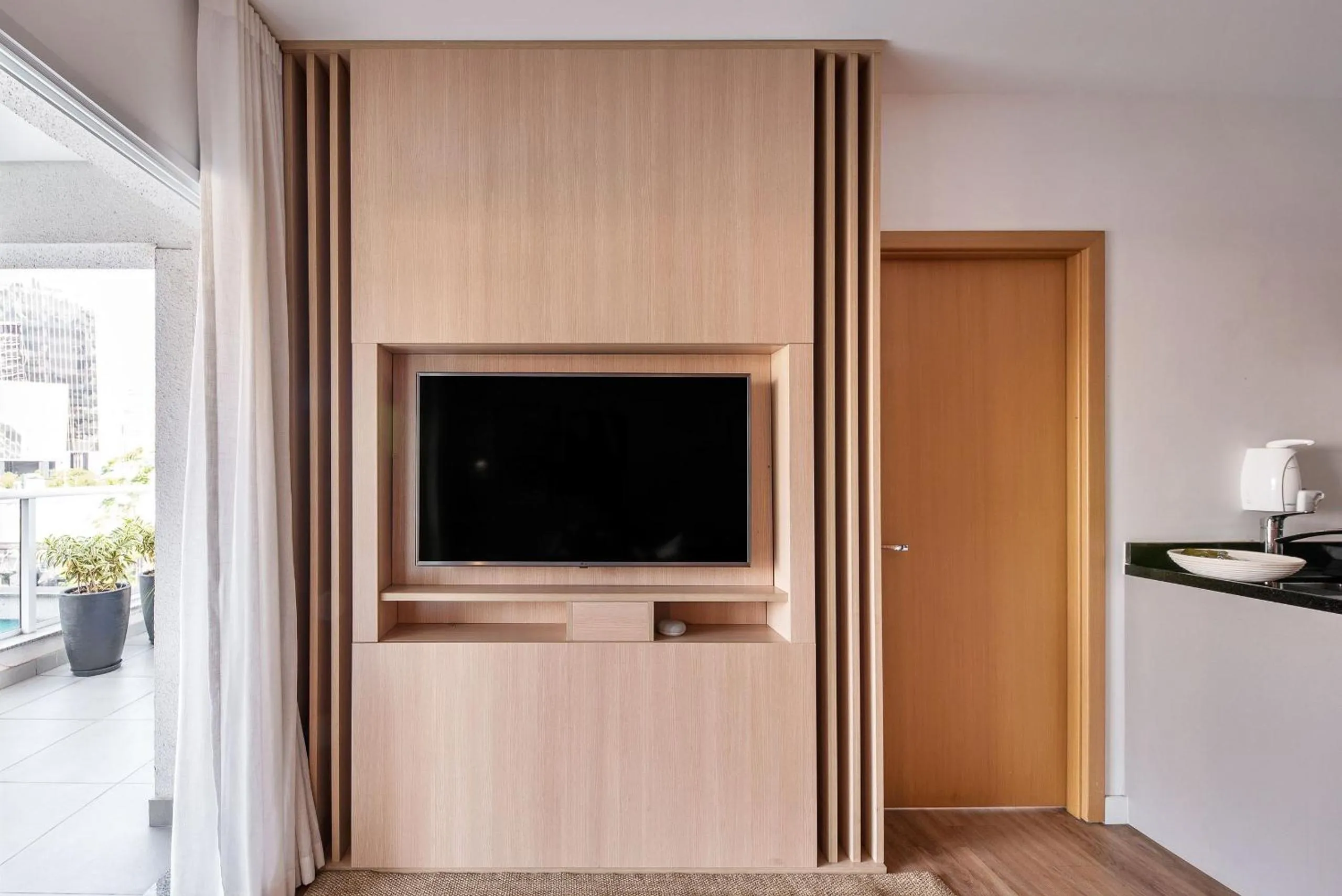 TV and multimedia in Homelike by Viva - Apartamentos completos em Pinheiros a uma quadra da Faria Lima