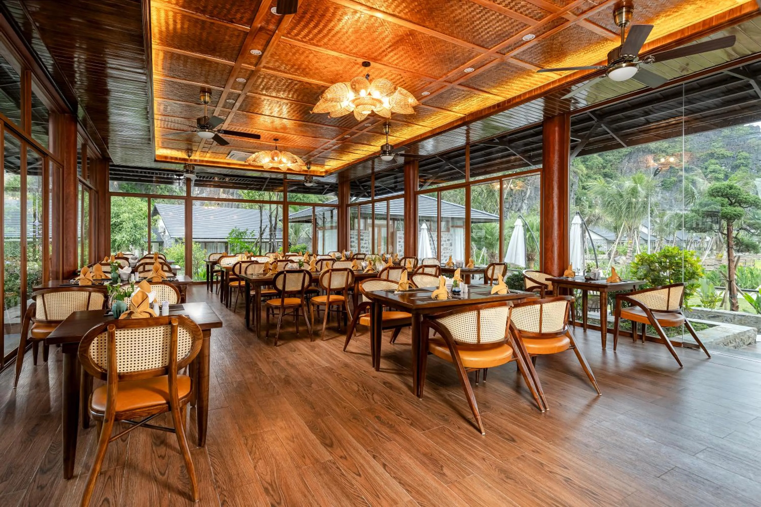 Restaurant/places to eat in Athena Premier Resort Ninh Bình