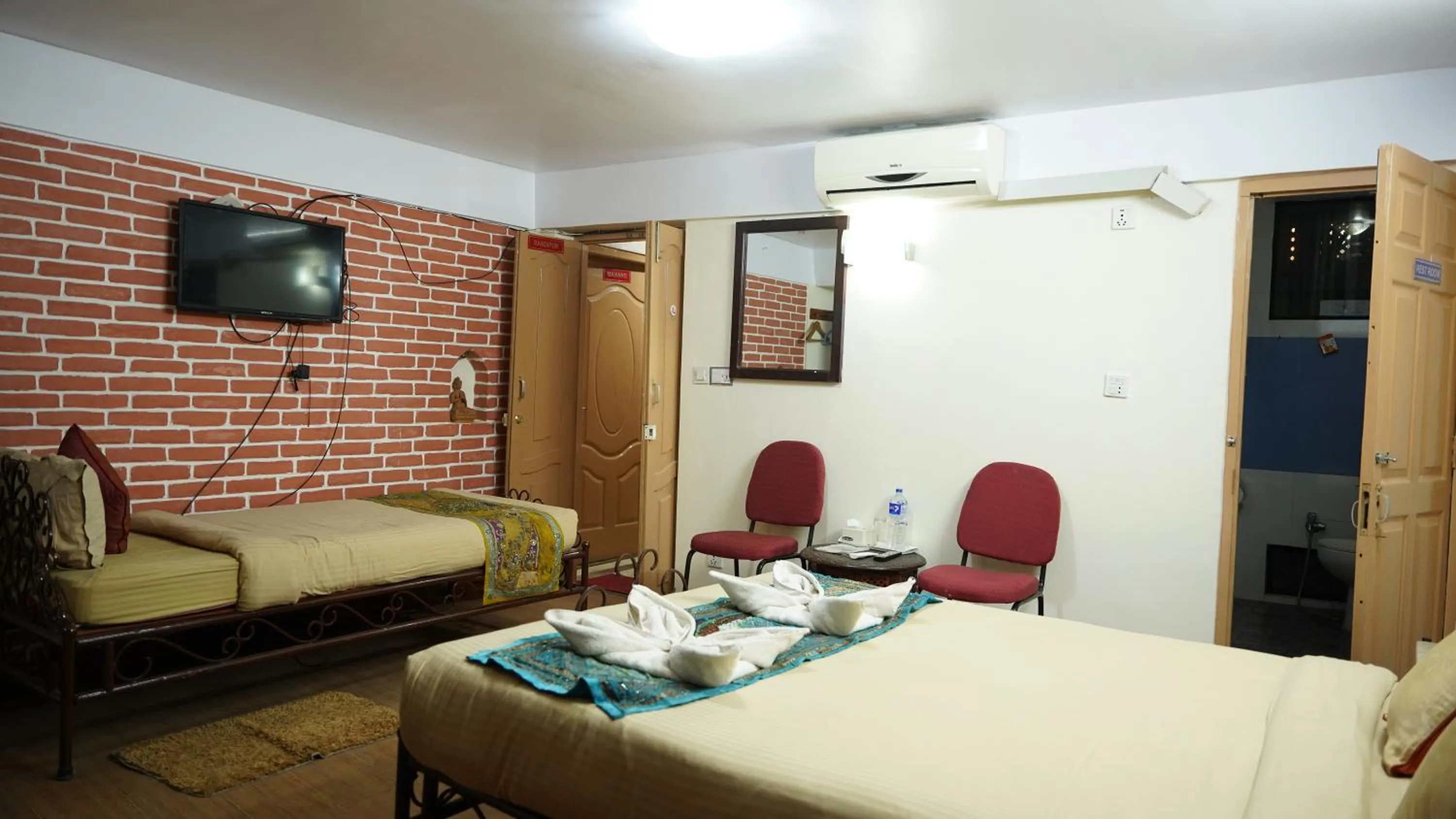 TV and multimedia in Cosy Hotel