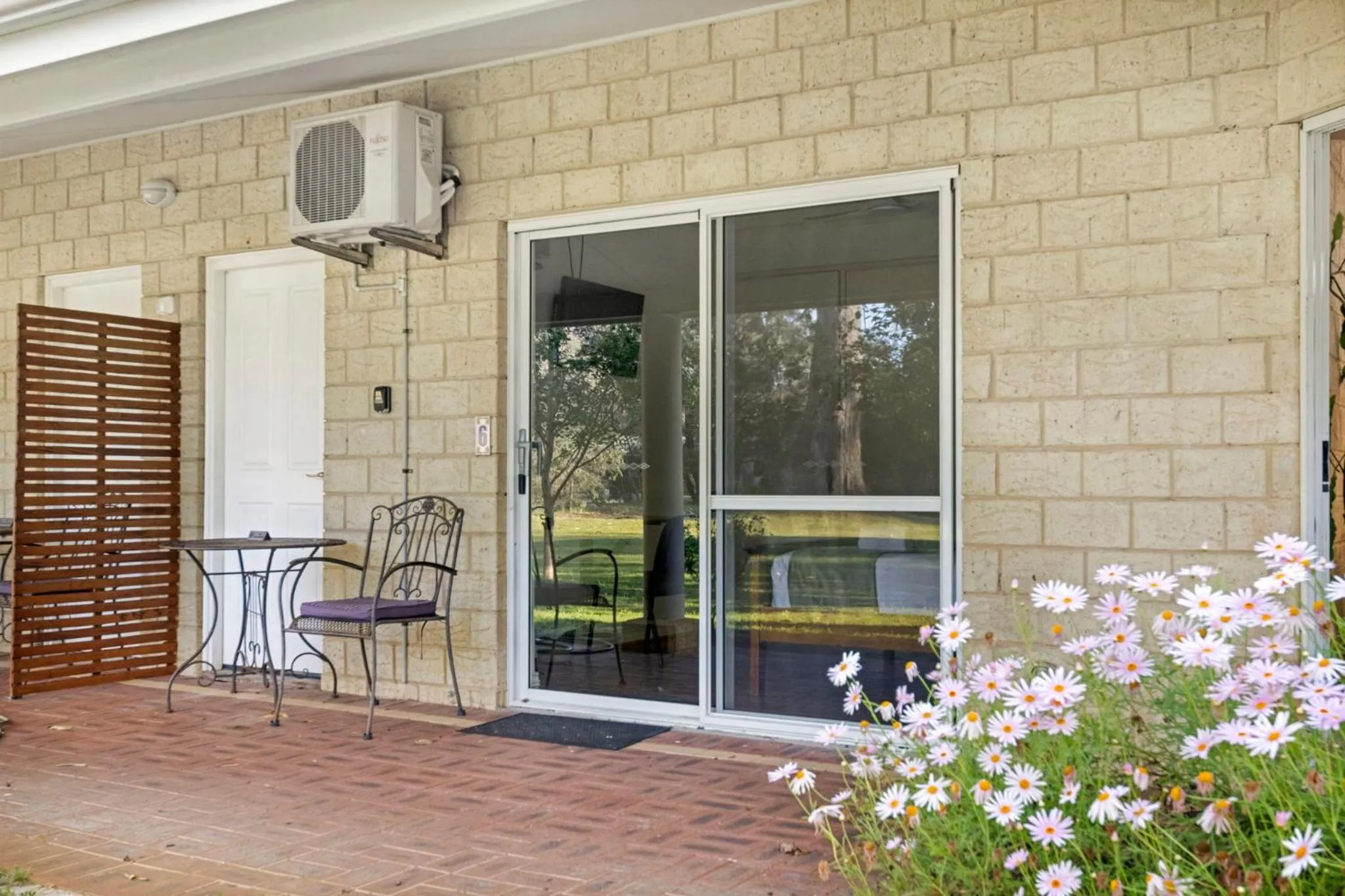 Inn The Tuarts Guest Lodge