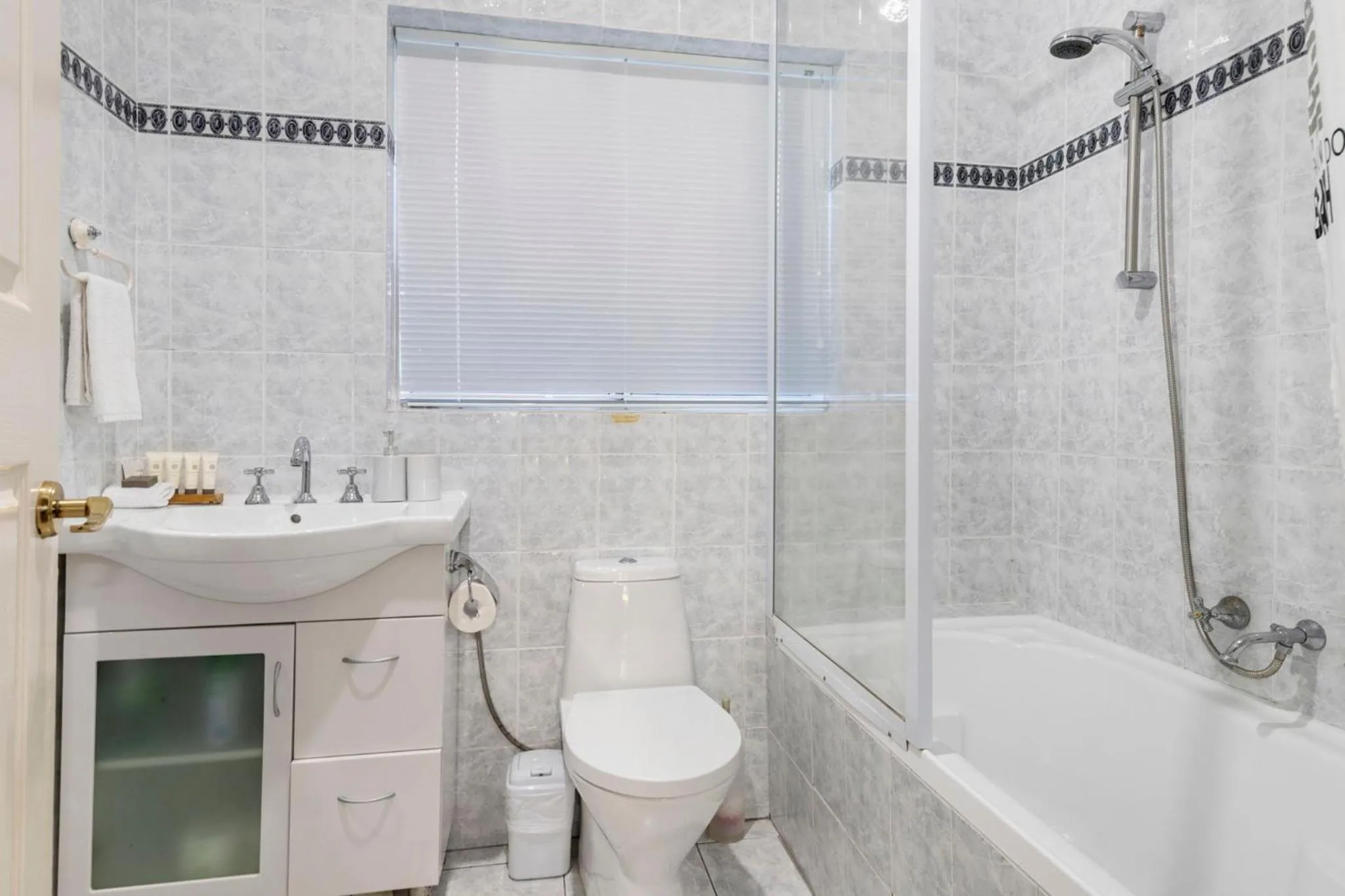 Inn The Tuarts Guest Lodge