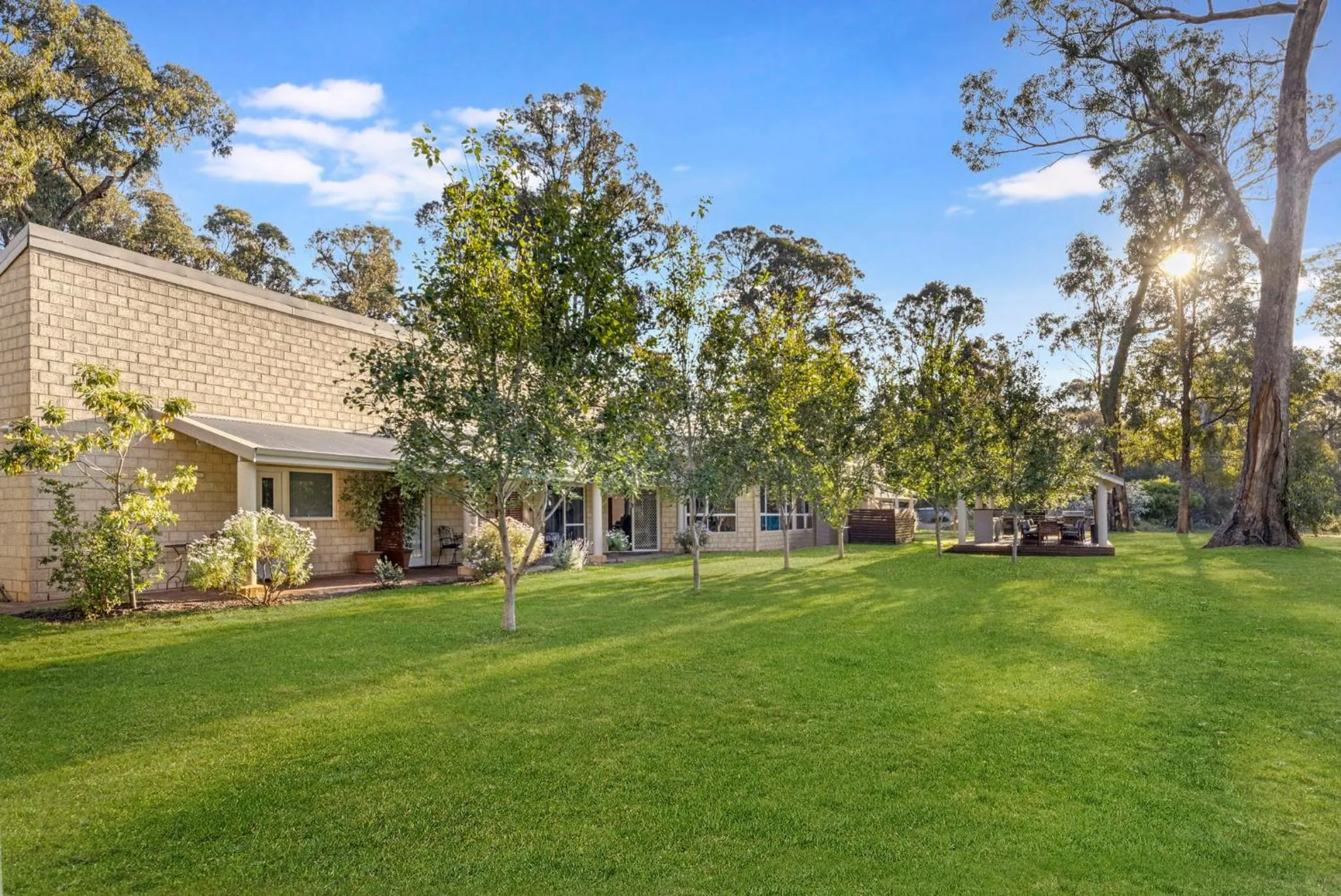 Inn The Tuarts Guest Lodge