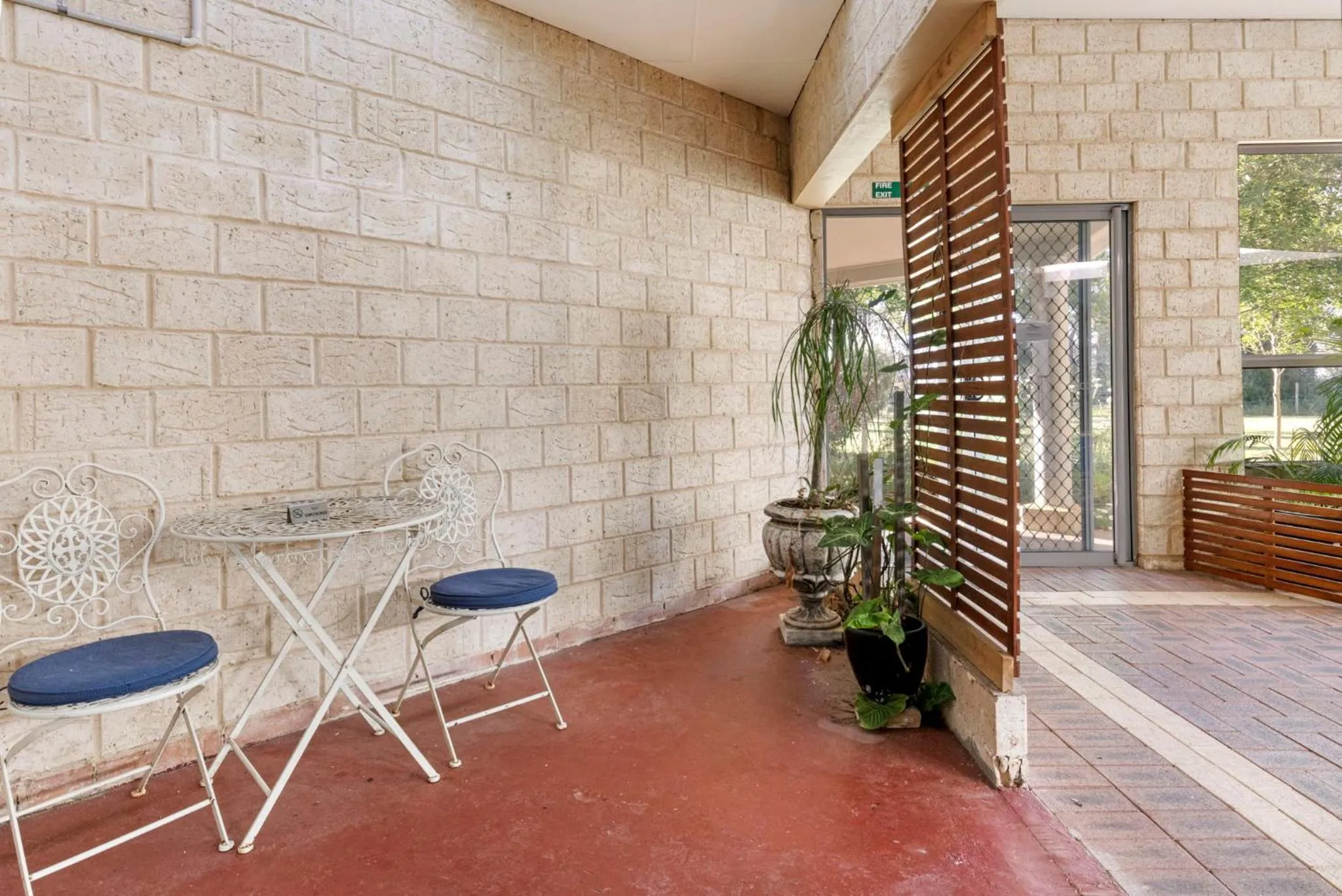 Inn The Tuarts Guest Lodge