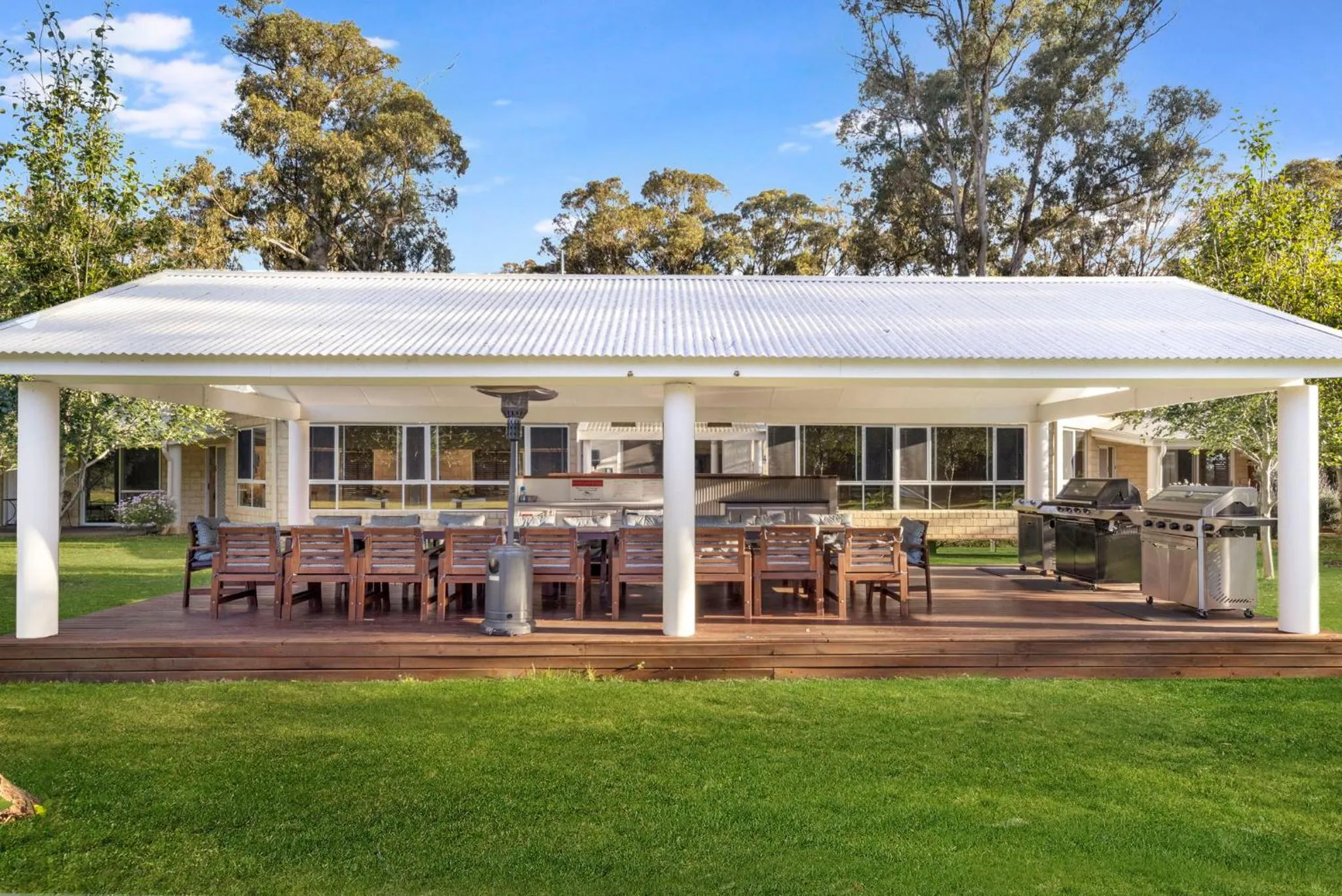 Inn The Tuarts Guest Lodge