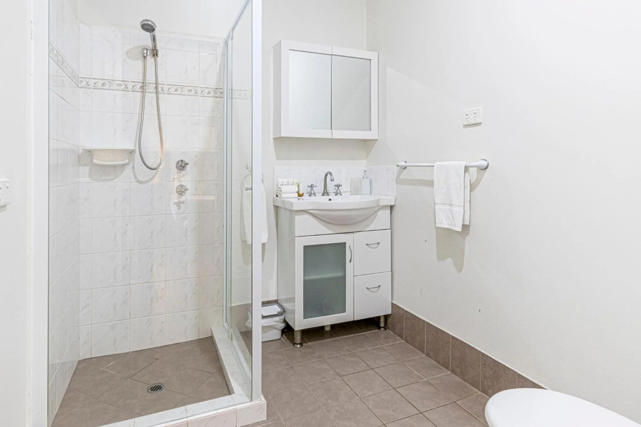 Inn The Tuarts Guest Lodge