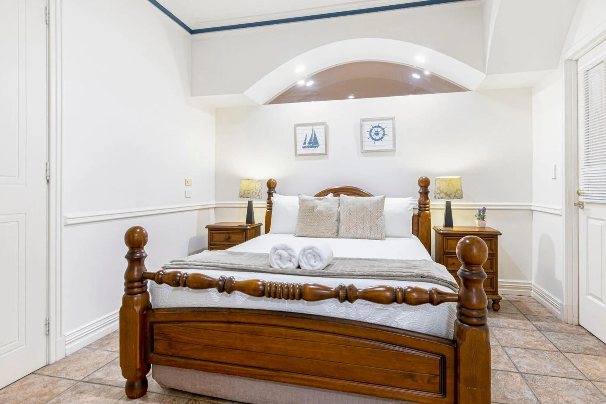 Bed in Inn The Tuarts Guest Lodge