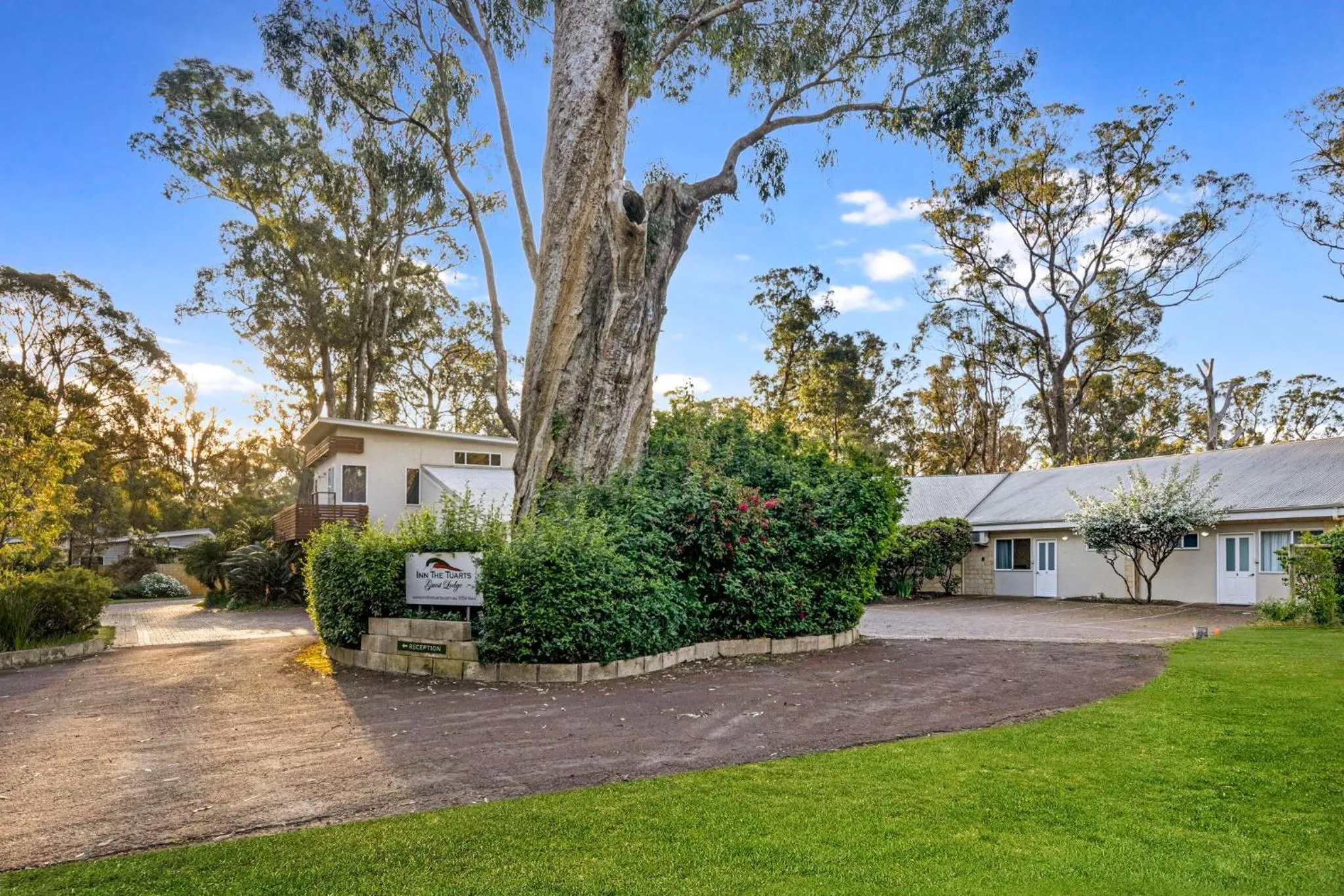 Inn The Tuarts Guest Lodge