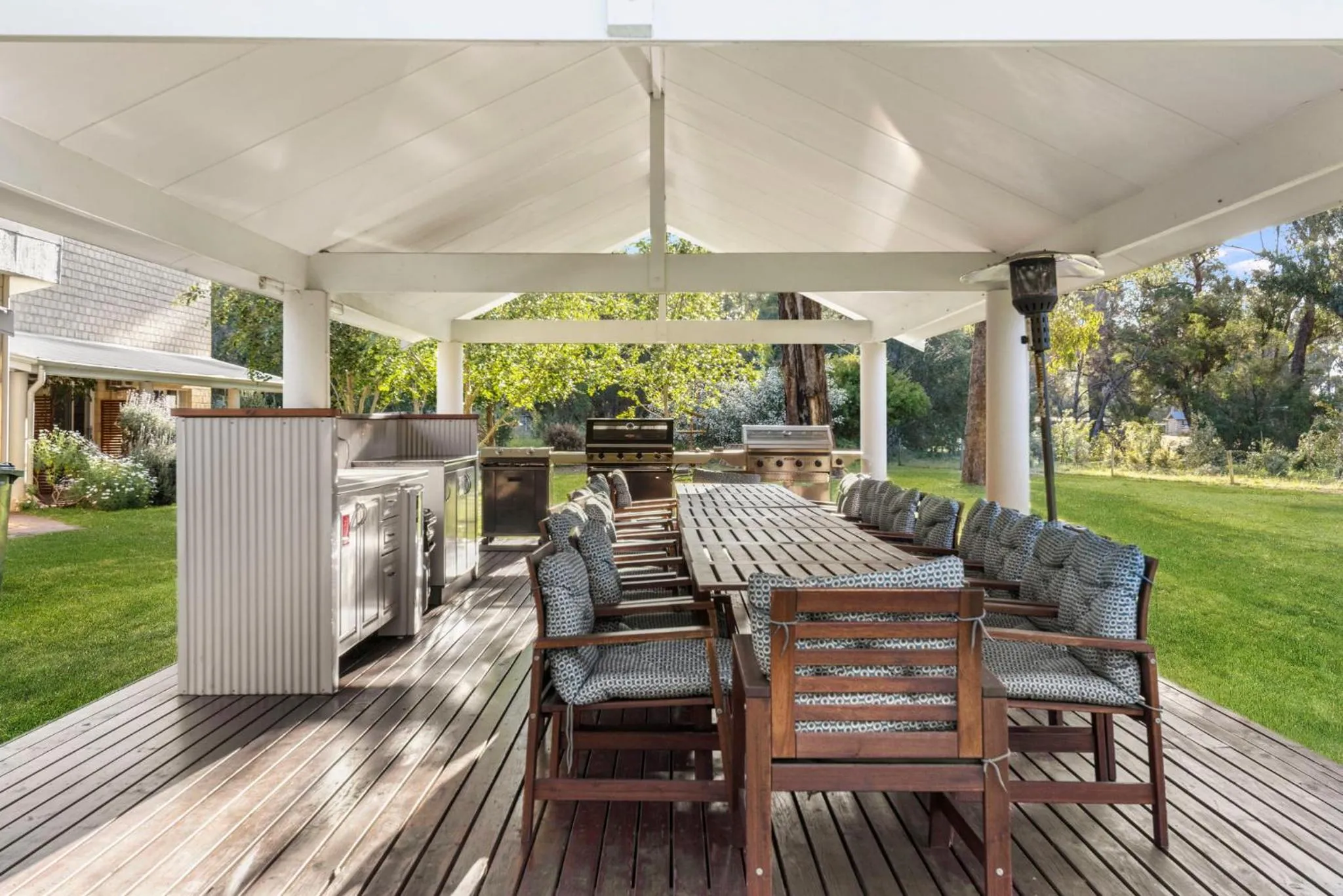 Inn The Tuarts Guest Lodge