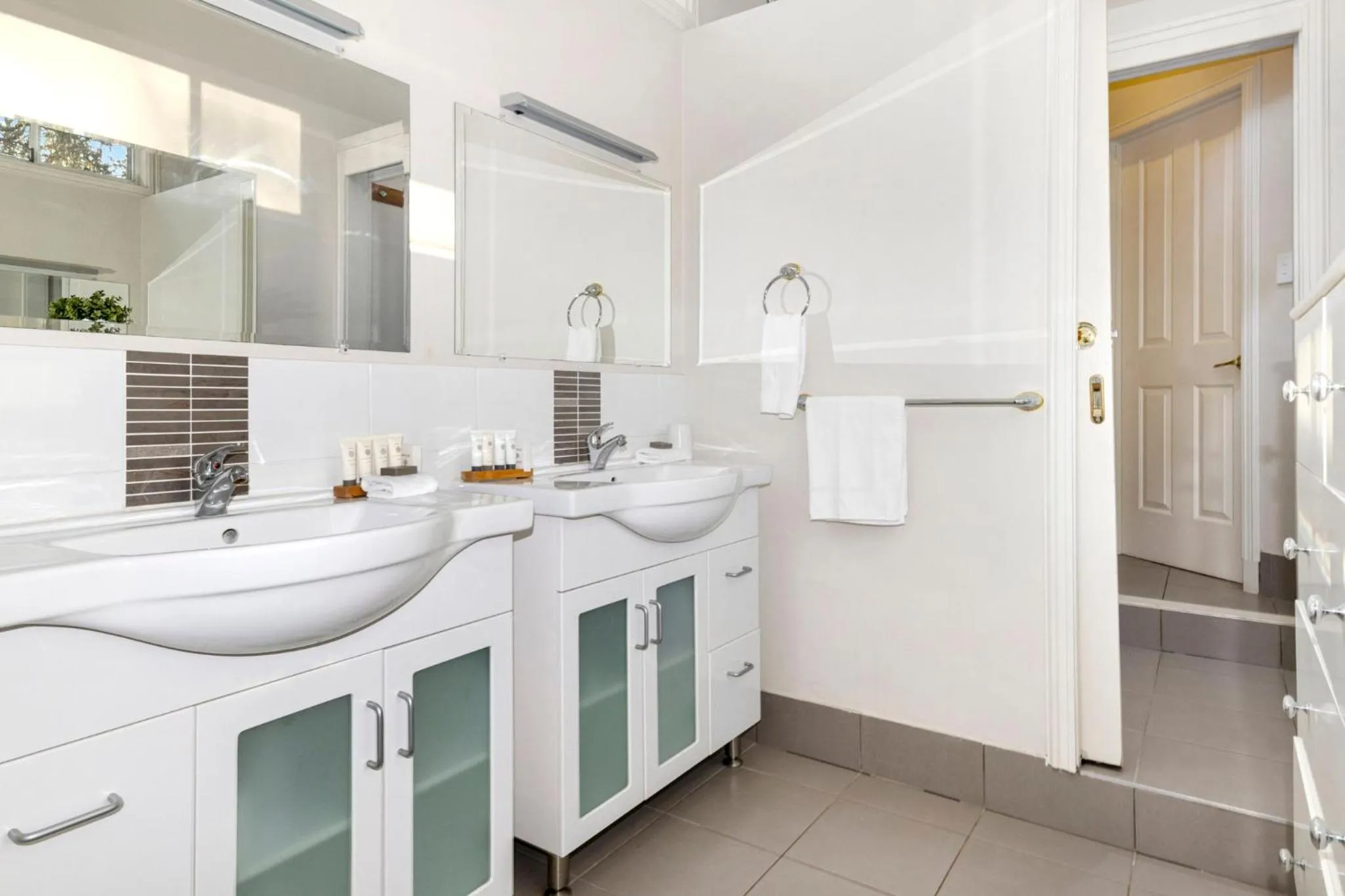 Inn The Tuarts Guest Lodge